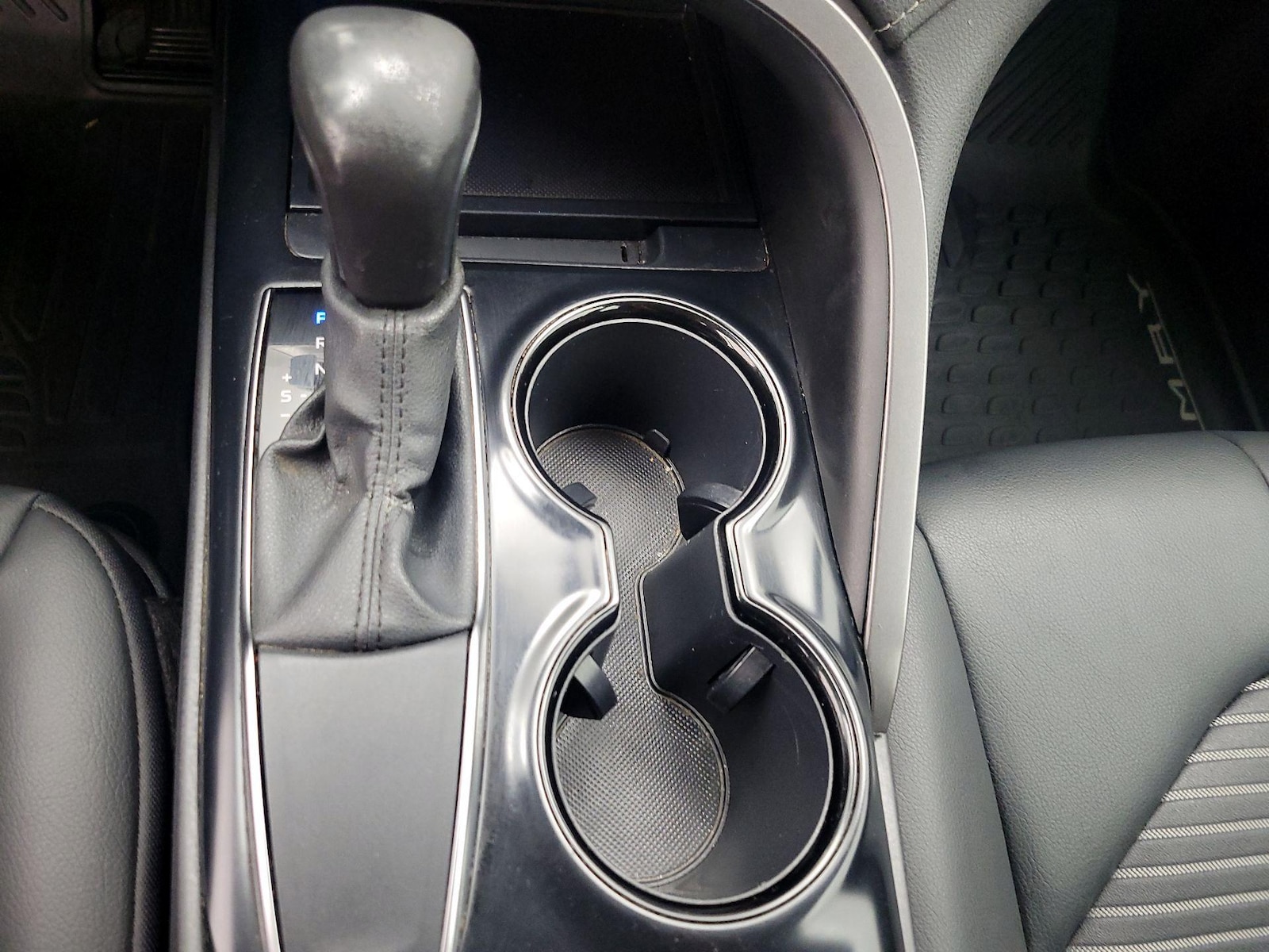 2020 Toyota Camry SE - Photo 18