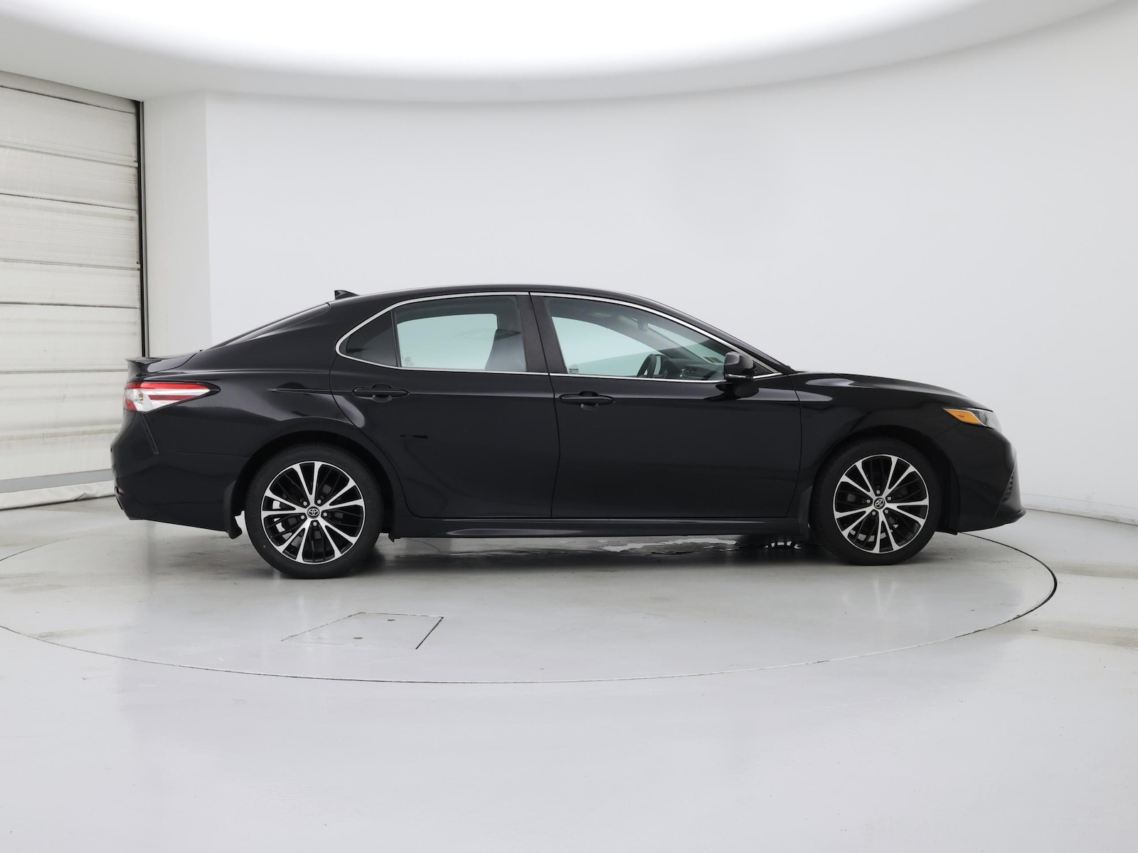 2020 Toyota Camry SE - Photo 8