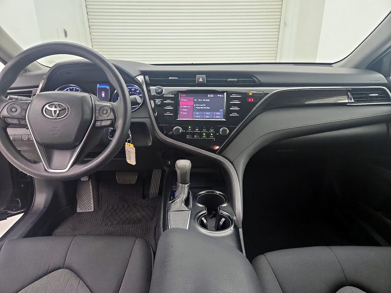 2019 Toyota Camry LE - Photo 10