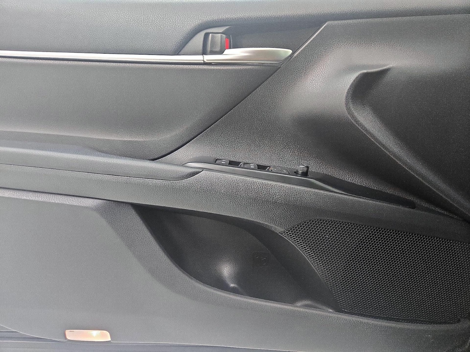 2019 Toyota Camry LE - Photo 13