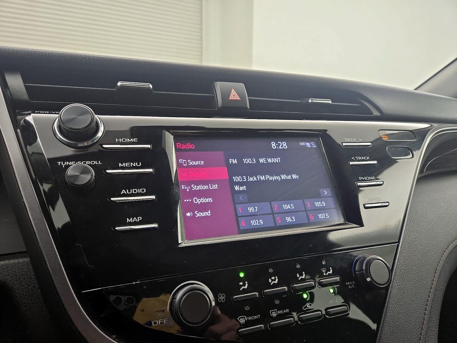 2019 Toyota Camry LE - Photo 17