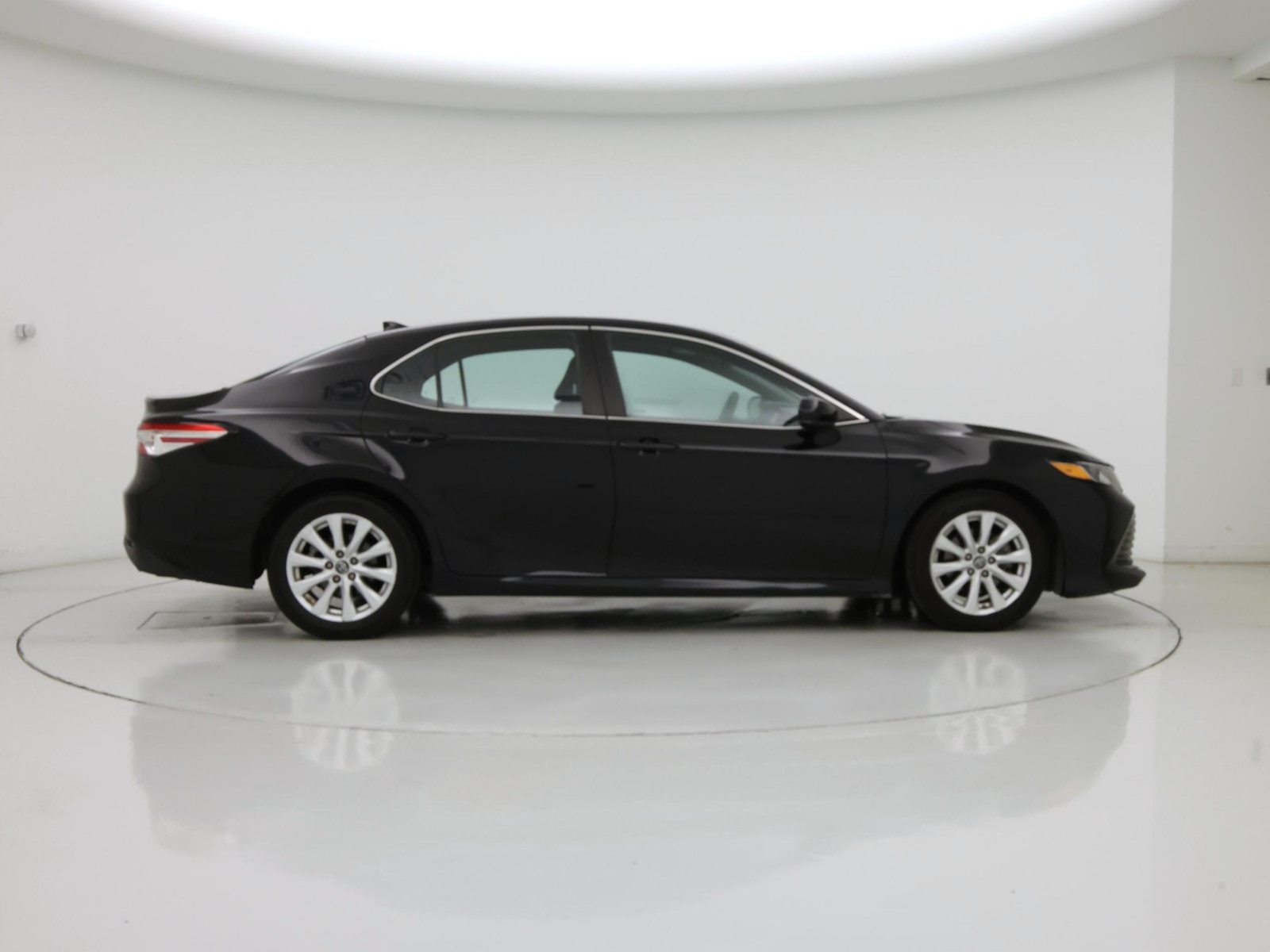 2019 Toyota Camry LE - Photo 8