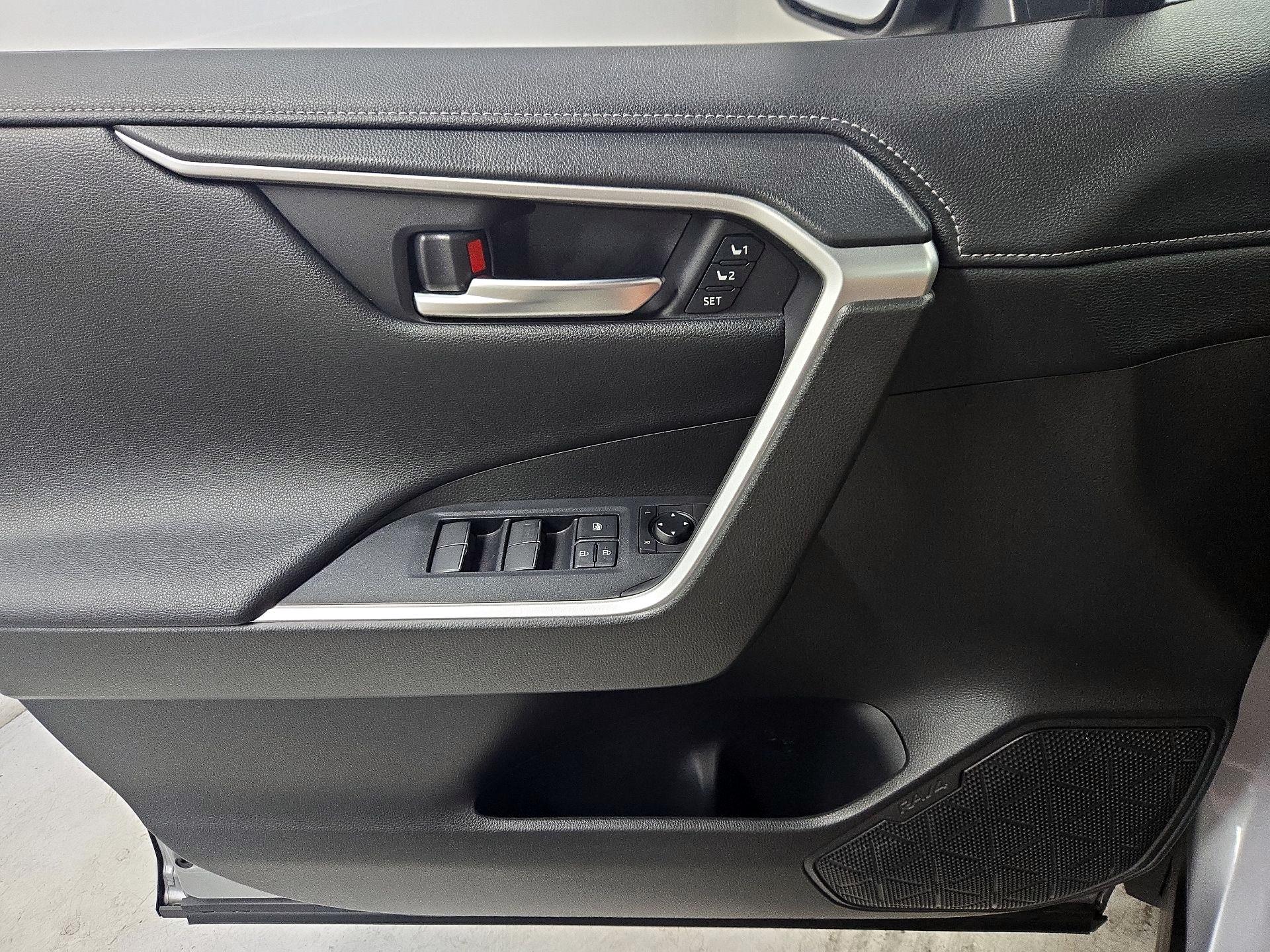 Thumbnail: 2020 Toyota RAV4 - 12