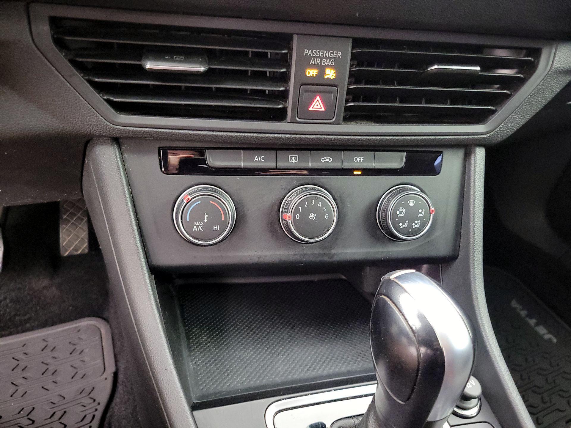 Thumbnail: 2019 Volkswagen Jetta - 16