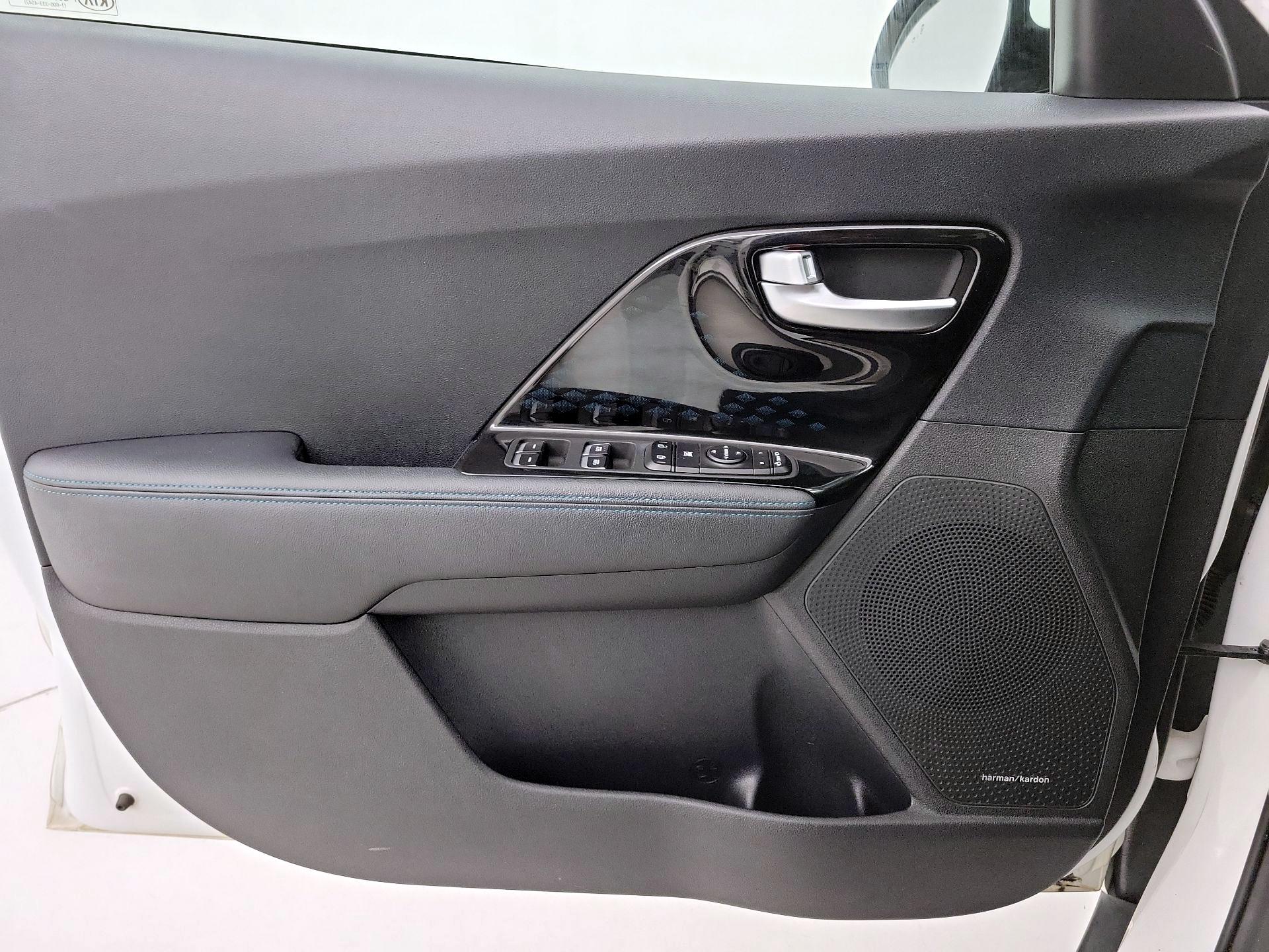 Thumbnail: 2020 Kia Niro - 12