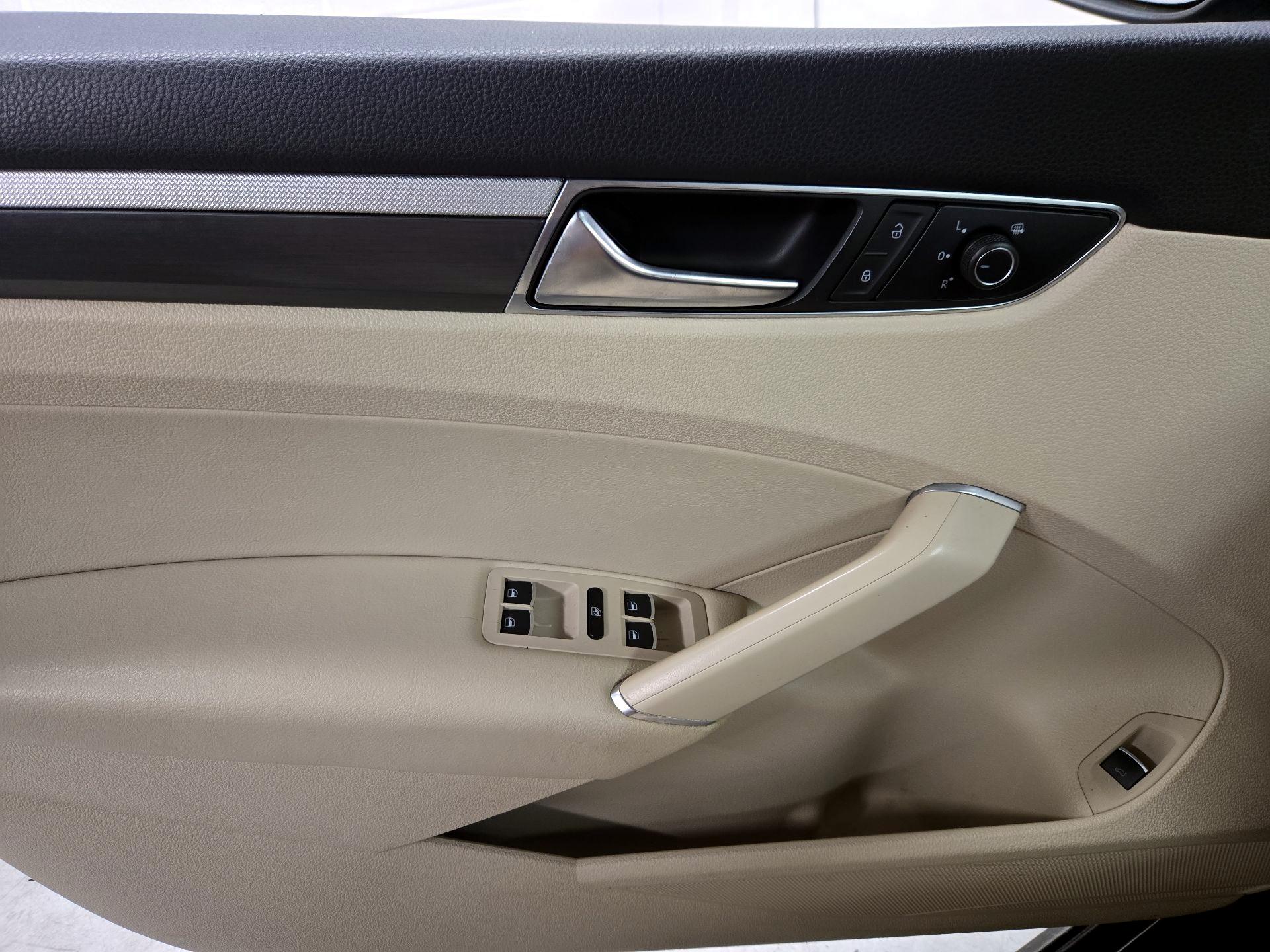 Thumbnail: 2017 Volkswagen Passat - 12