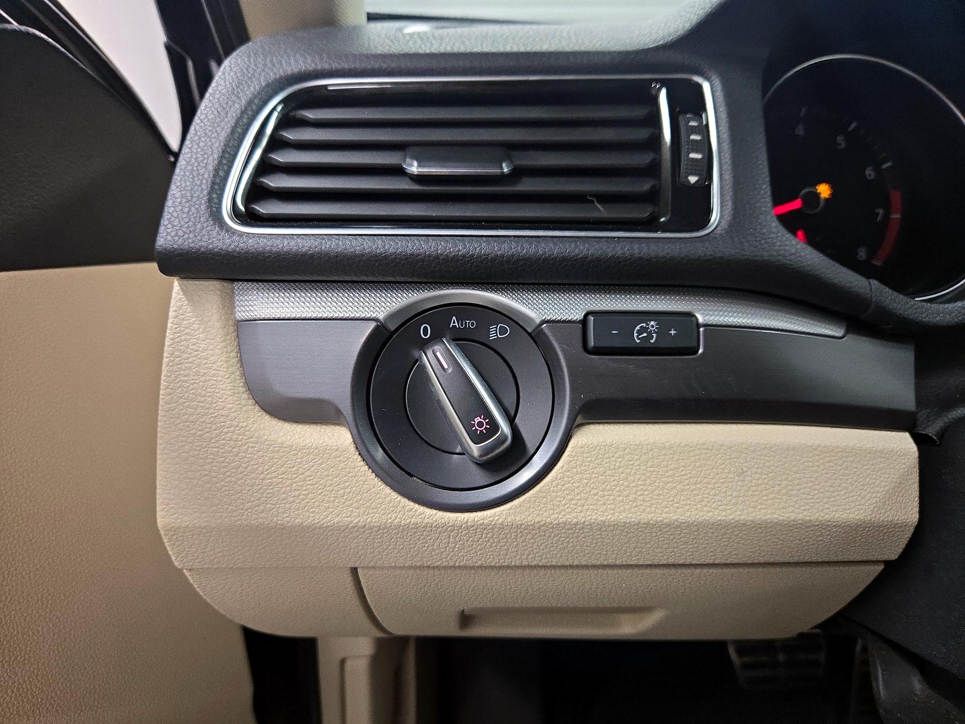 Thumbnail: 2017 Volkswagen Passat - 13