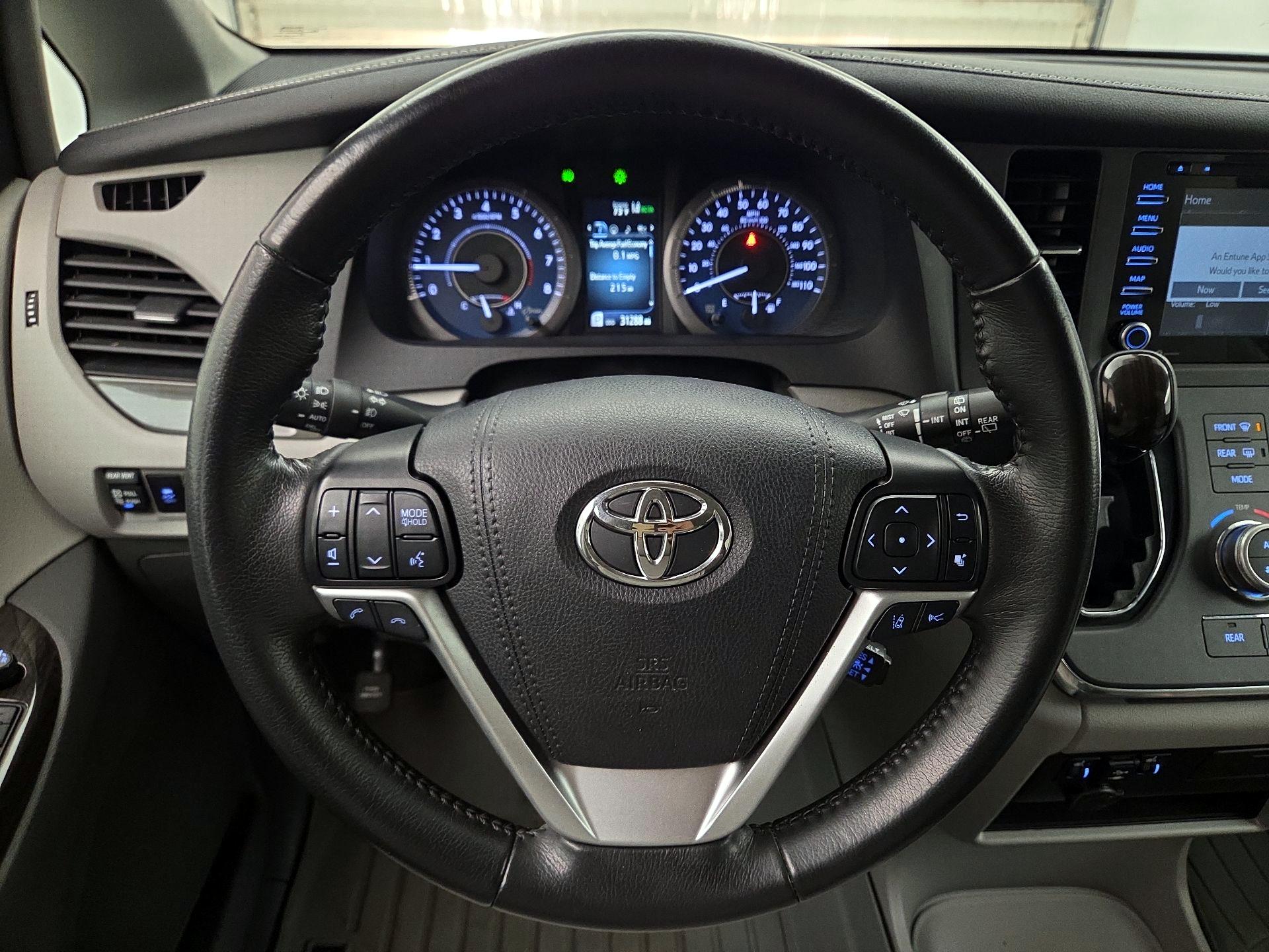 Thumbnail: 2019 Toyota Sienna - 10