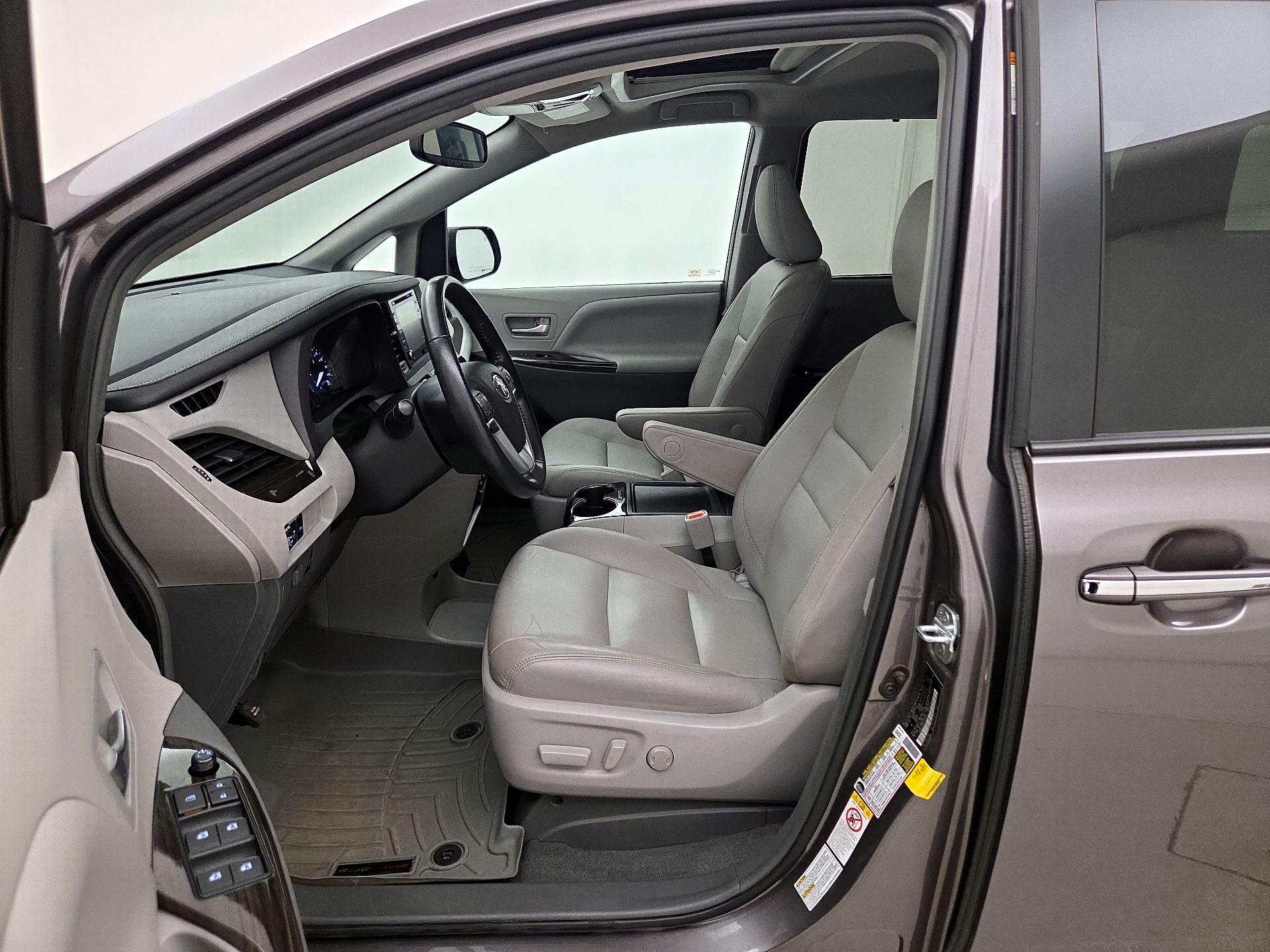 Thumbnail: 2019 Toyota Sienna - 11