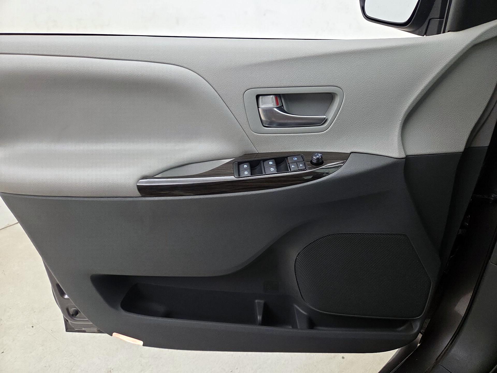 Thumbnail: 2019 Toyota Sienna - 12
