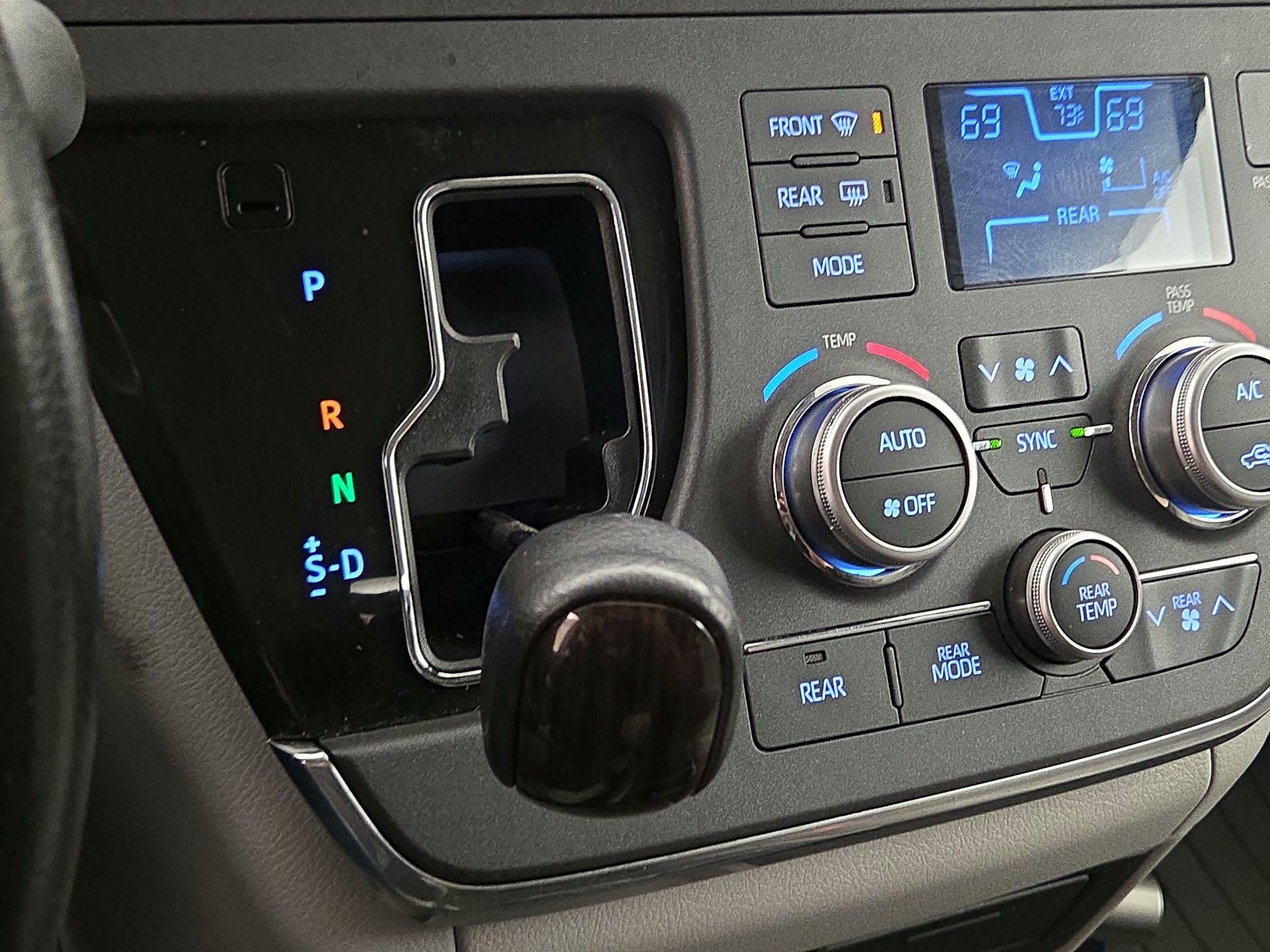 Thumbnail: 2019 Toyota Sienna - 18