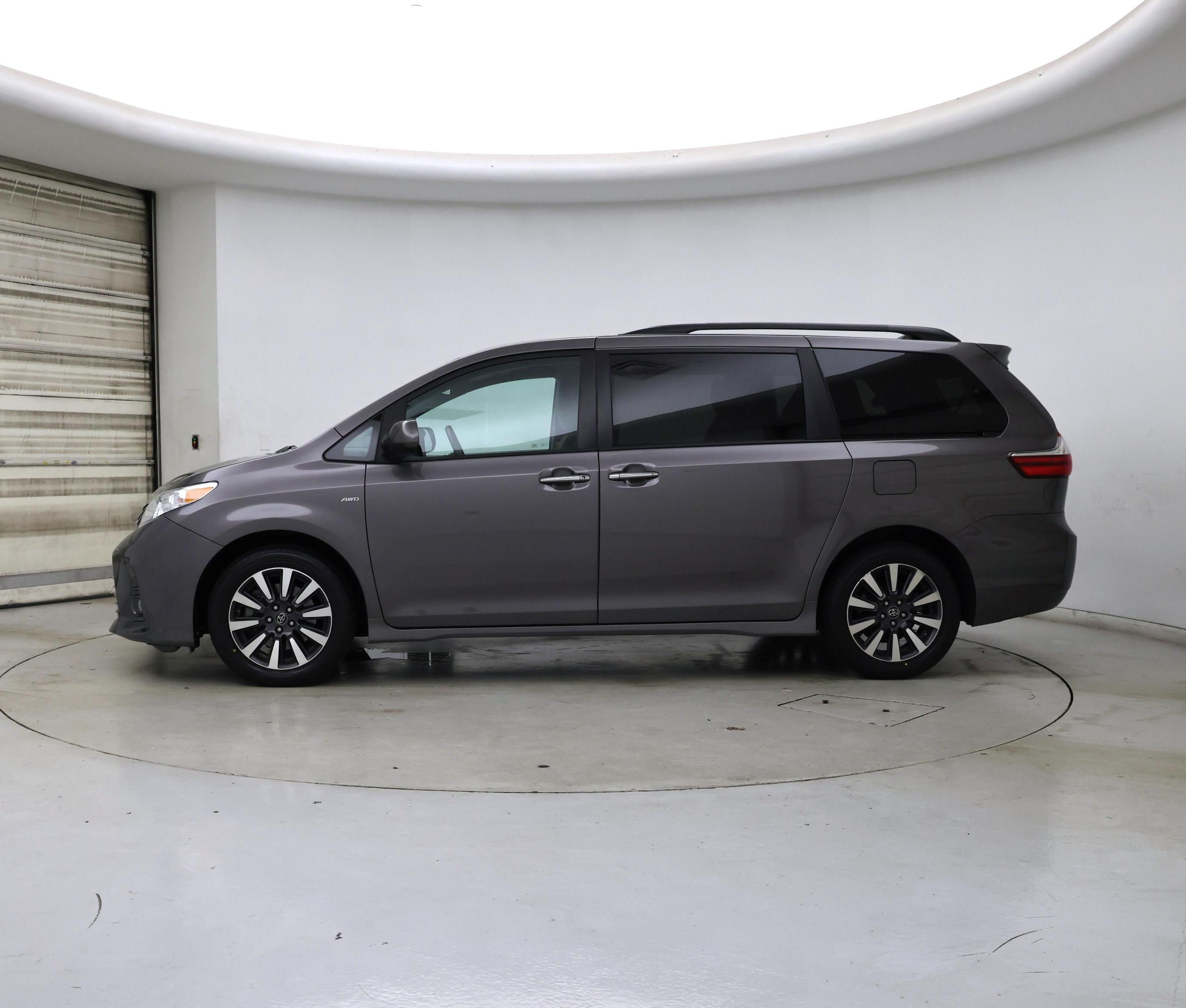 Thumbnail: 2019 Toyota Sienna - 3