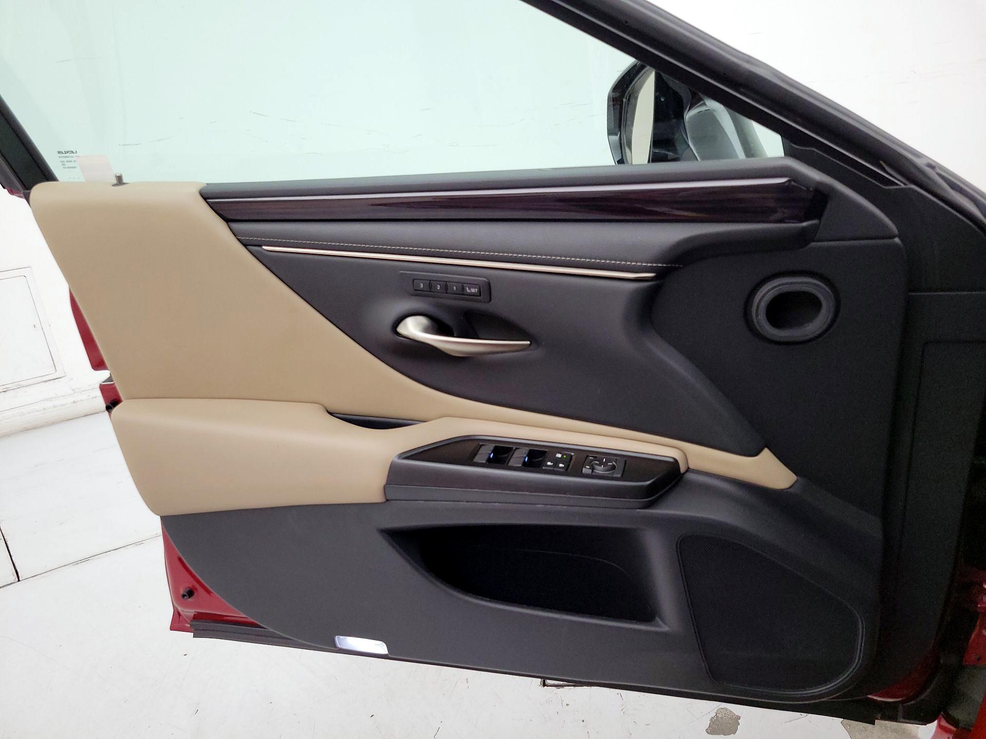 Thumbnail: 2019 Lexus ES - 12