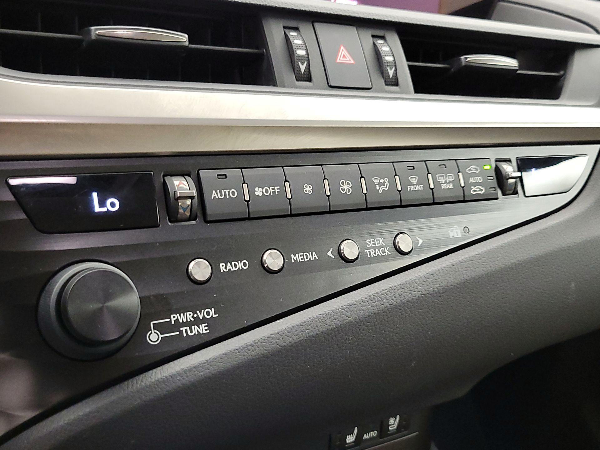 Thumbnail: 2019 Lexus ES - 16