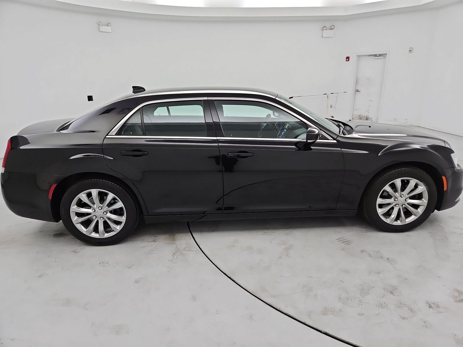 Thumbnail: 2018 Chrysler 300 - 4
