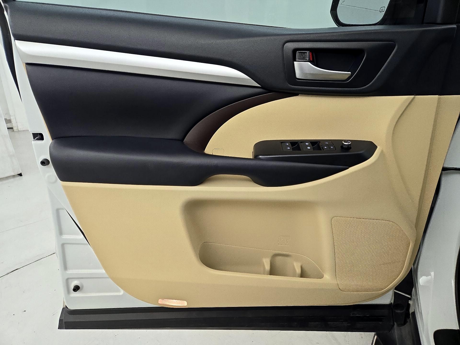 Thumbnail: 2019 Toyota Highlander - 12