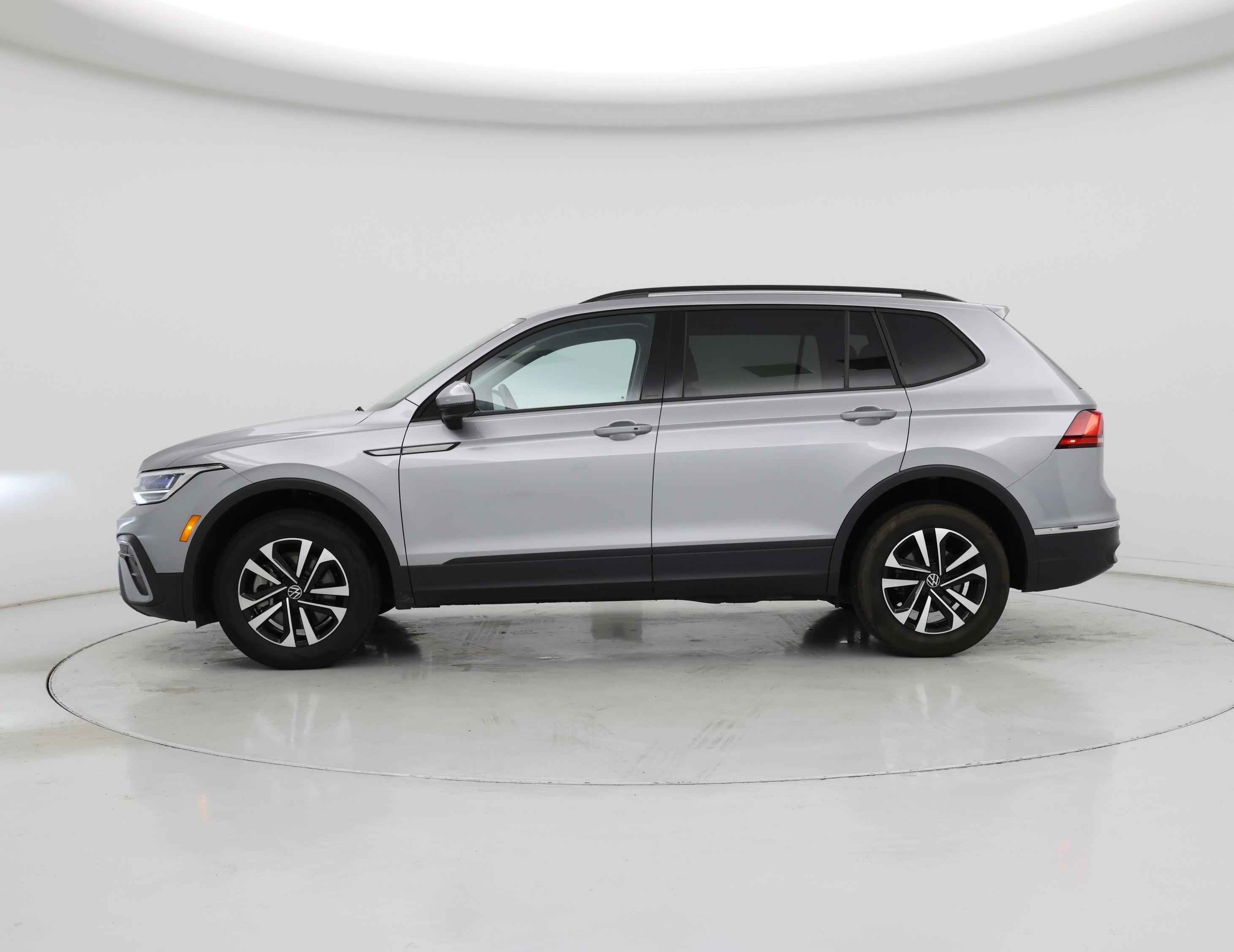 Thumbnail: 2023 Volkswagen Tiguan - 3