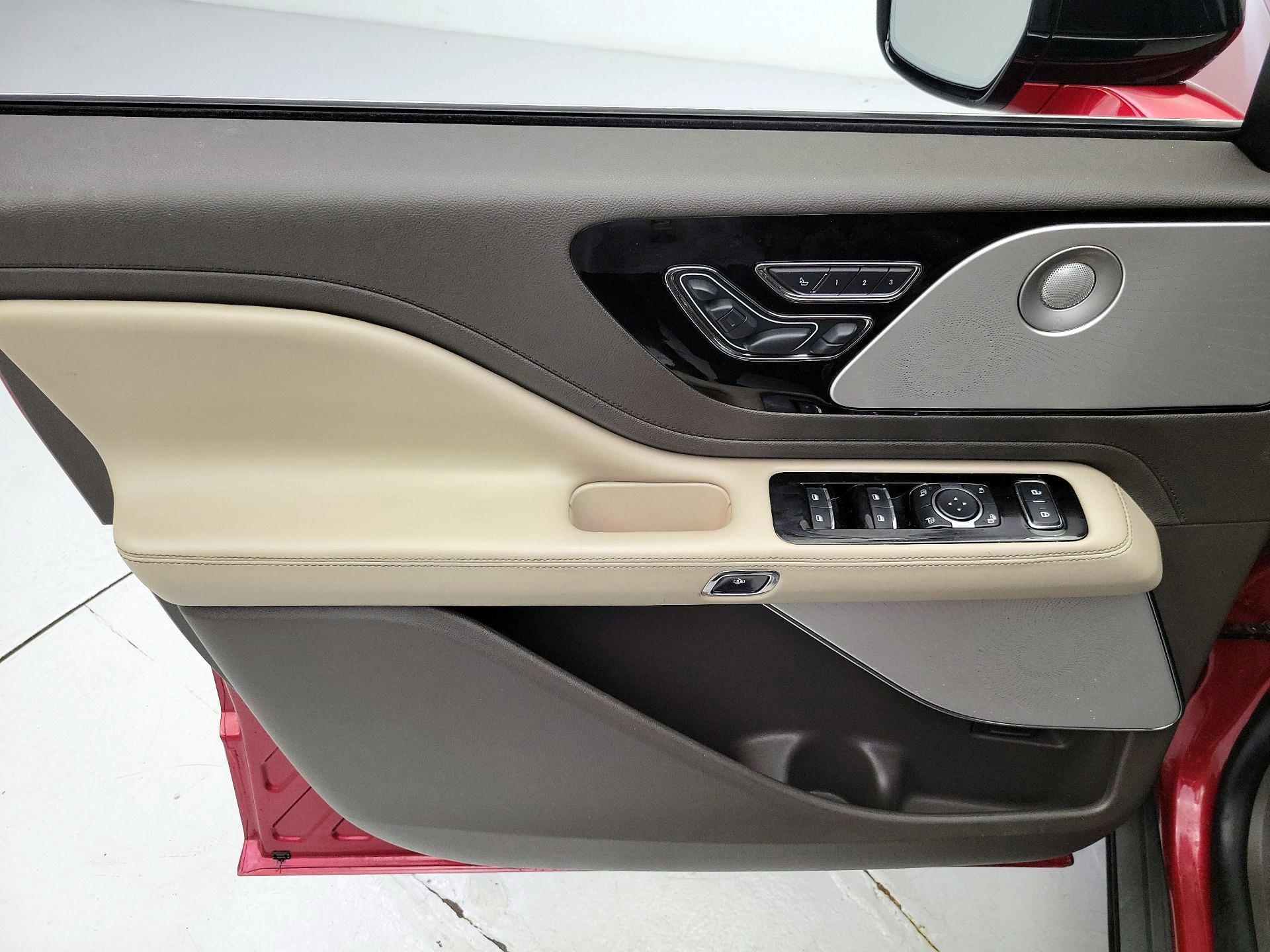 Thumbnail: 2020 Lincoln Aviator - 12