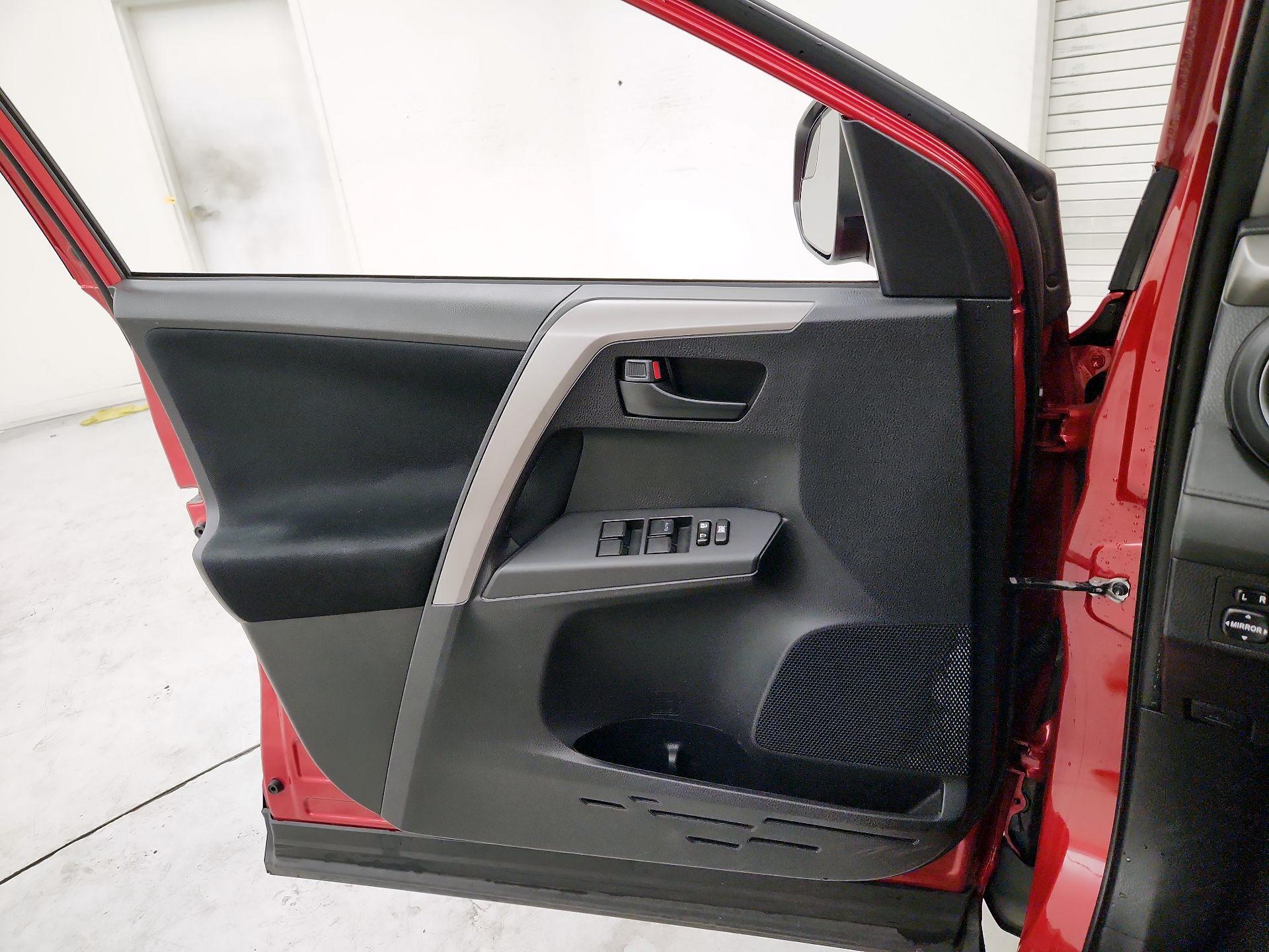 Thumbnail: 2016 Toyota RAV4 - 12