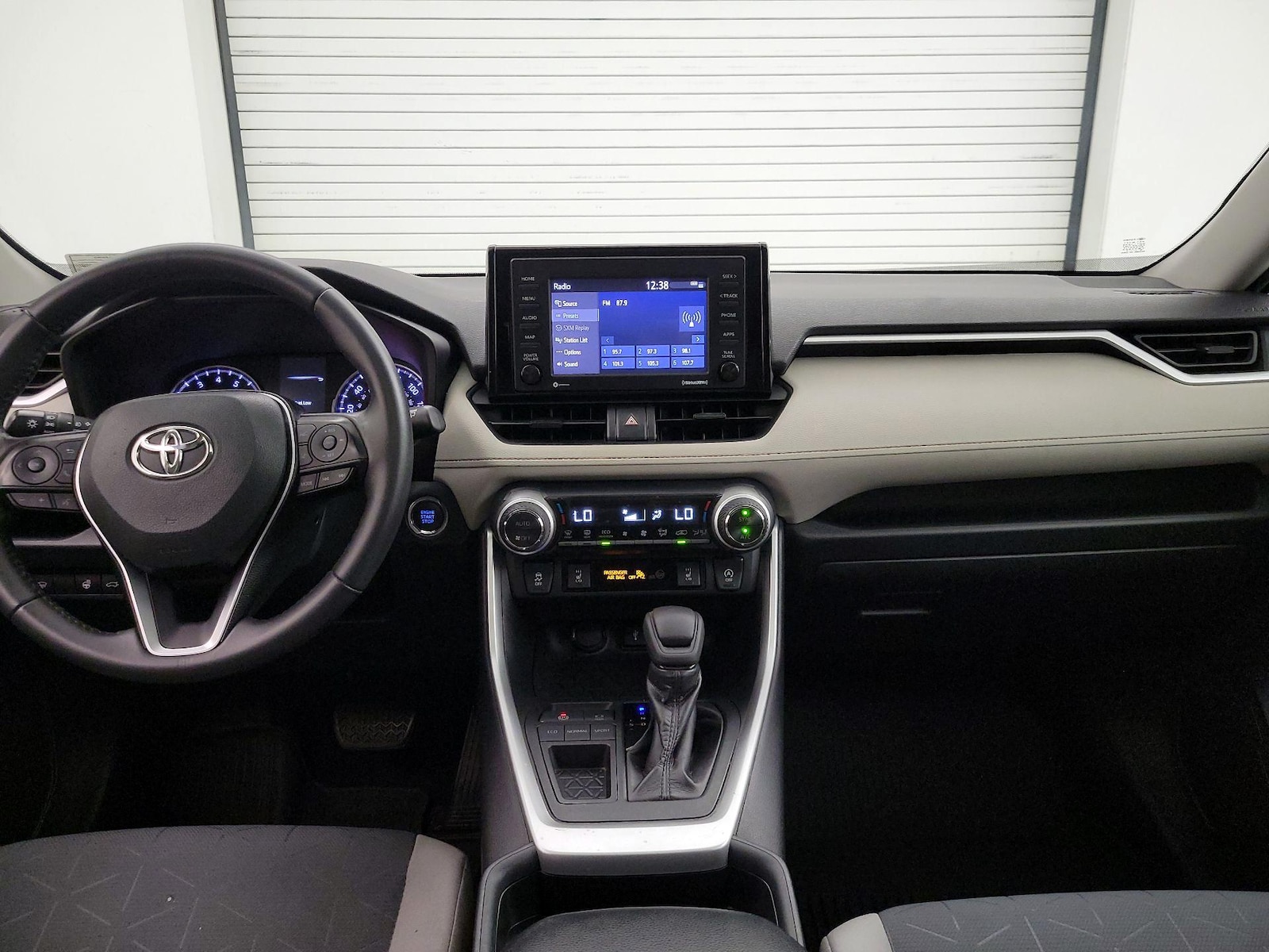 2020 Toyota RAV4 XLE - Photo 10