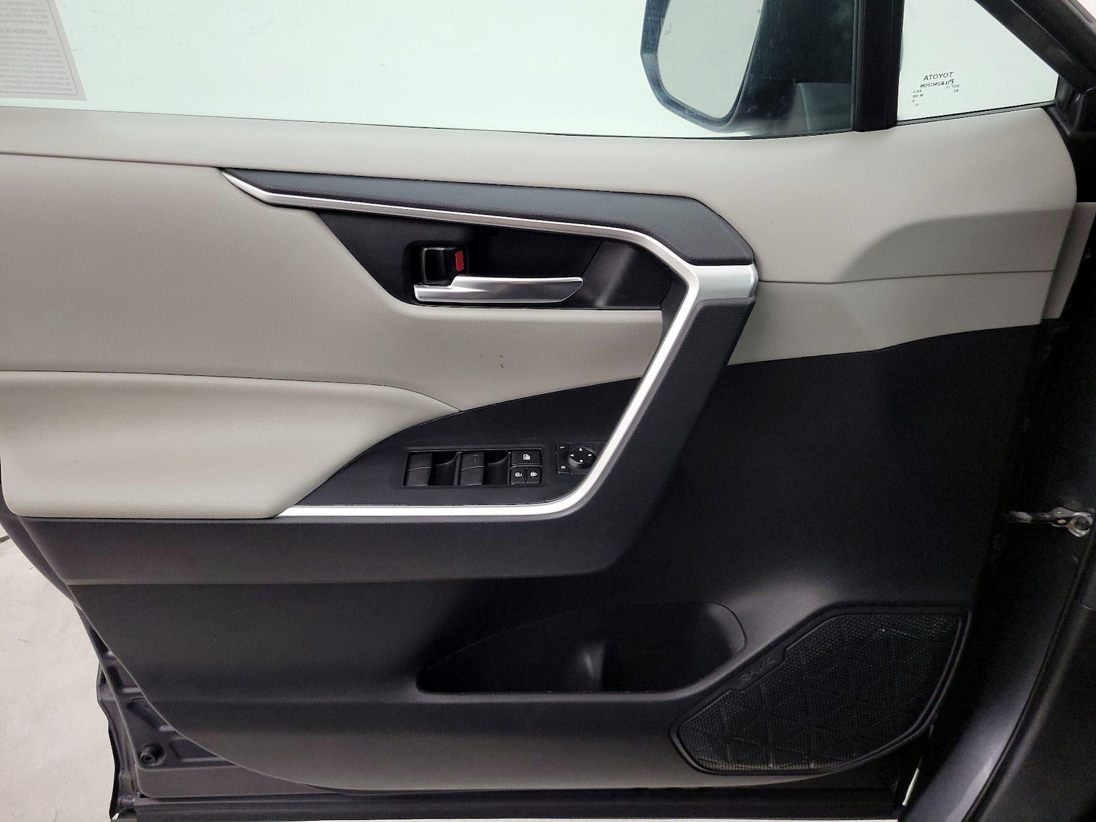 2020 Toyota RAV4 XLE - Photo 13