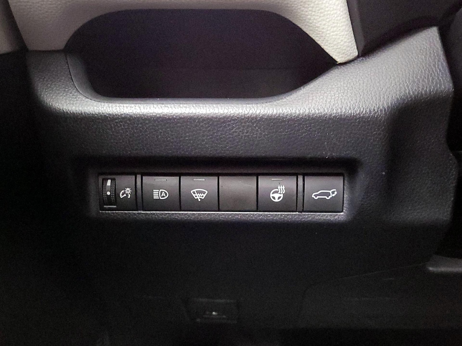 2020 Toyota RAV4 XLE - Photo 14