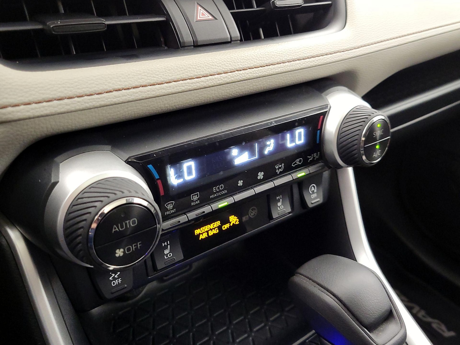 2020 Toyota RAV4 XLE - Photo 17