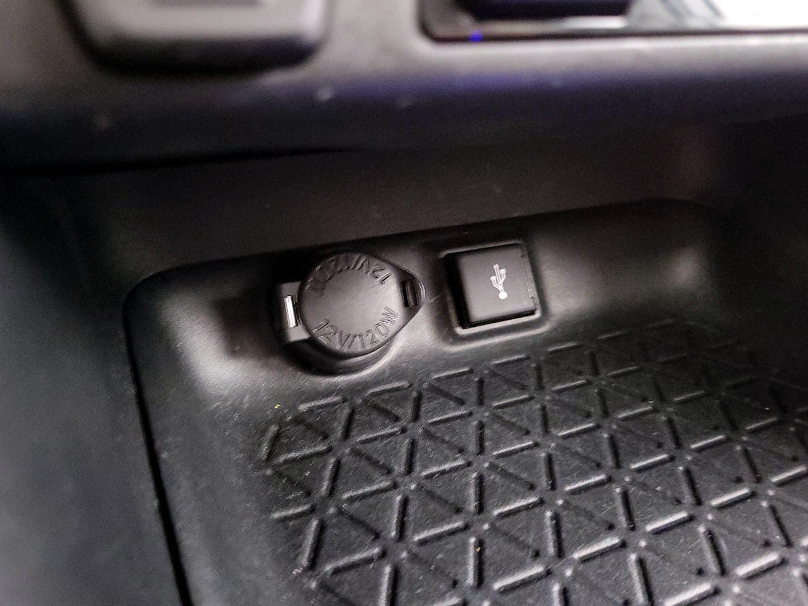 2020 Toyota RAV4 XLE - Photo 19