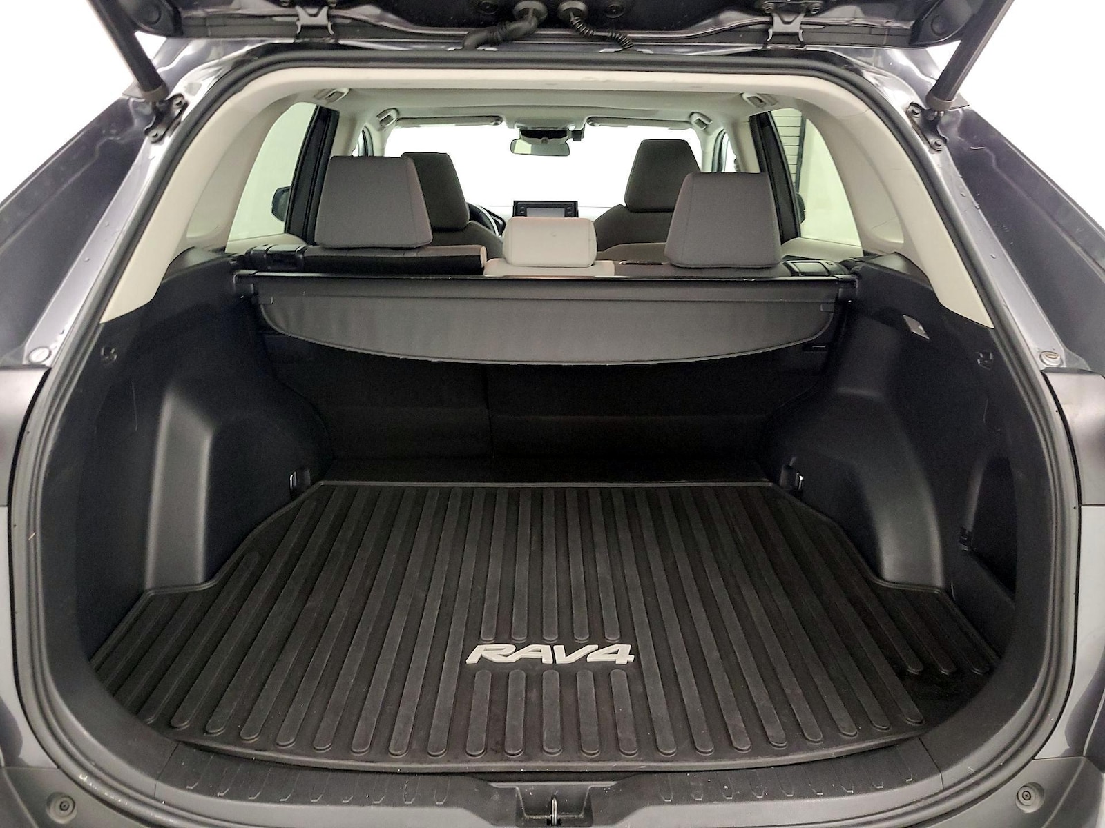 2020 Toyota RAV4 XLE - Photo 22
