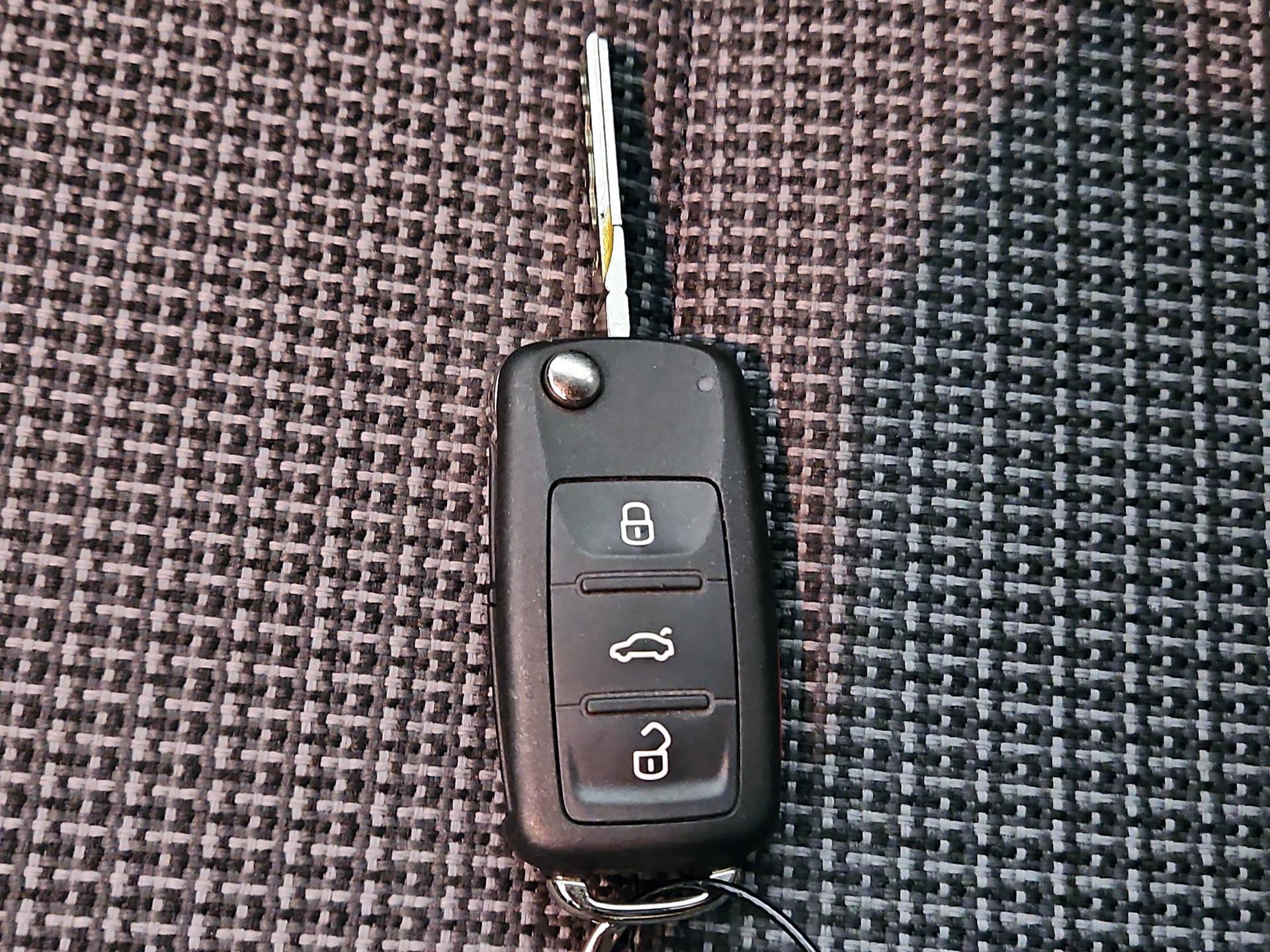 Thumbnail: 2017 Volkswagen Beetle - 19