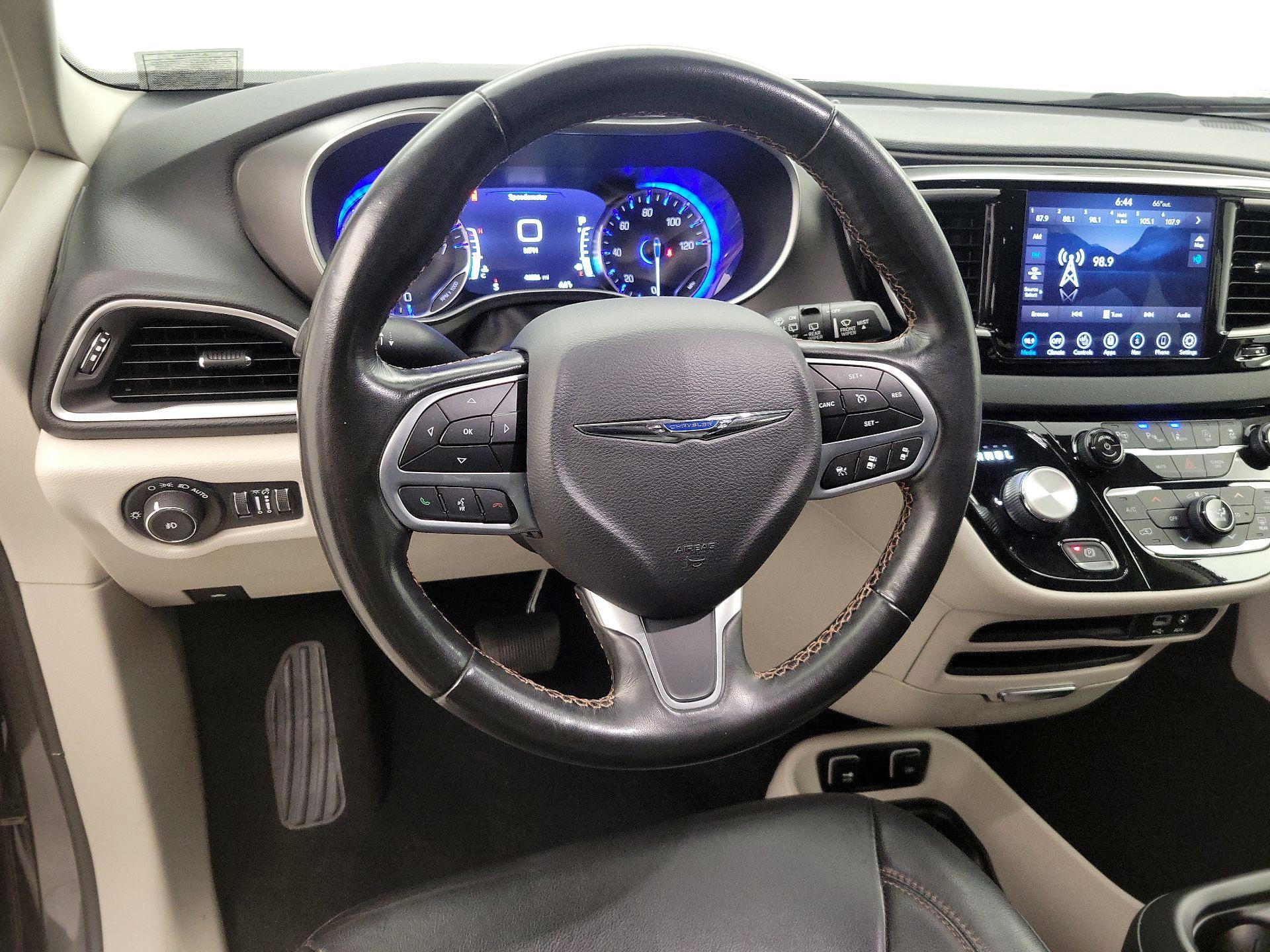 Thumbnail: 2020 Chrysler Pacifica - 10