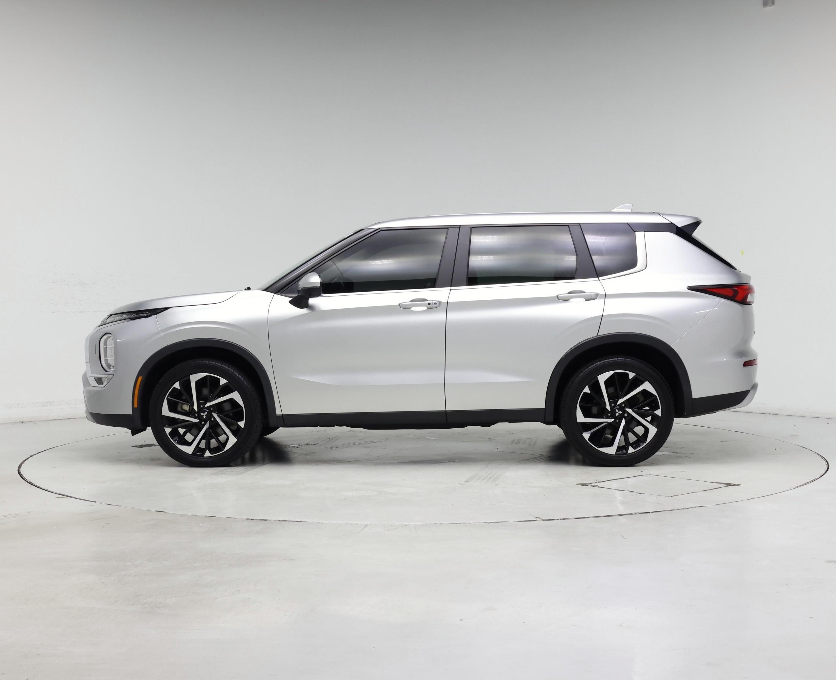 Thumbnail: 2022 Mitsubishi Outlander - 3
