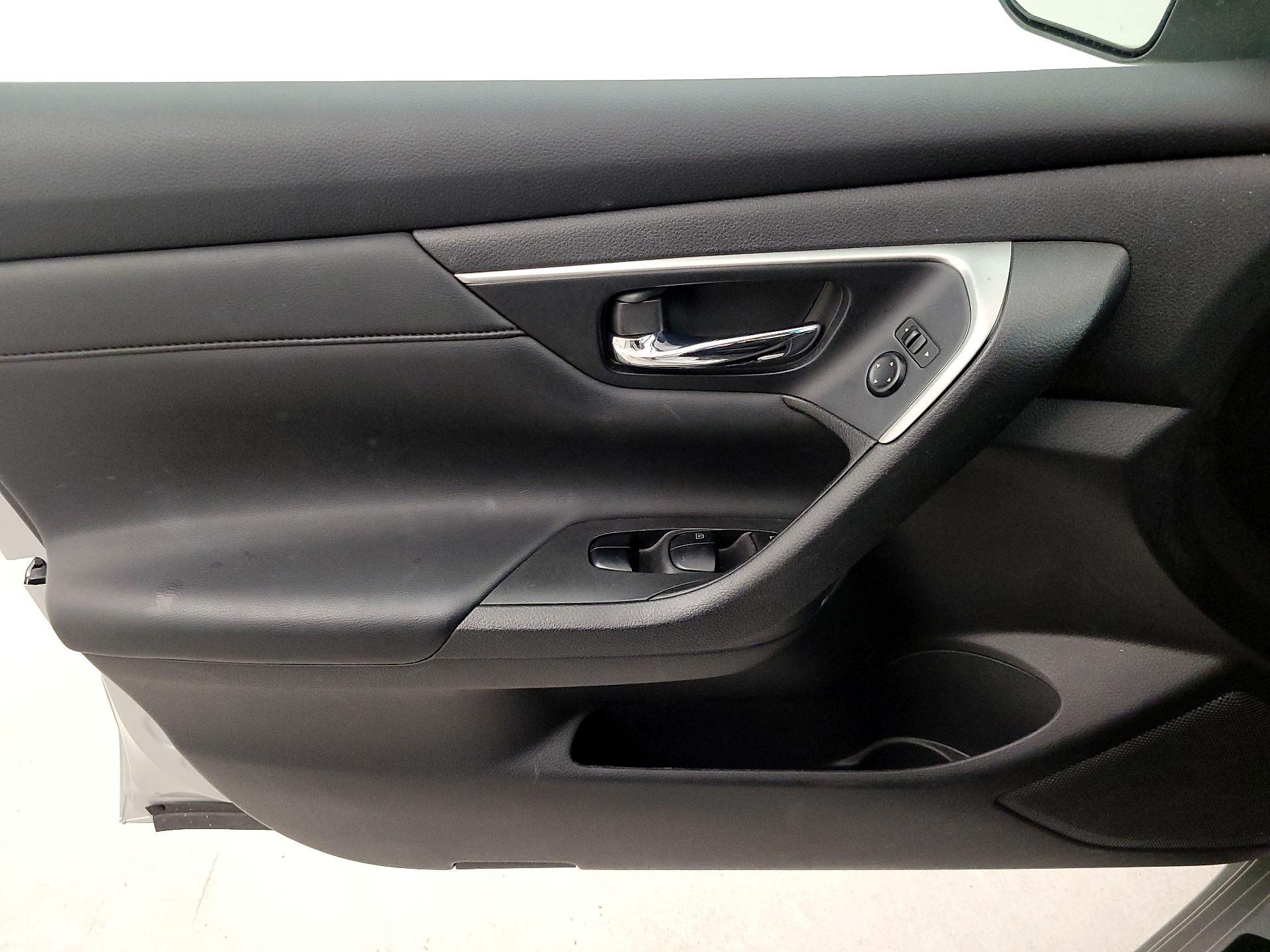 Thumbnail: 2015 Nissan Altima - 12