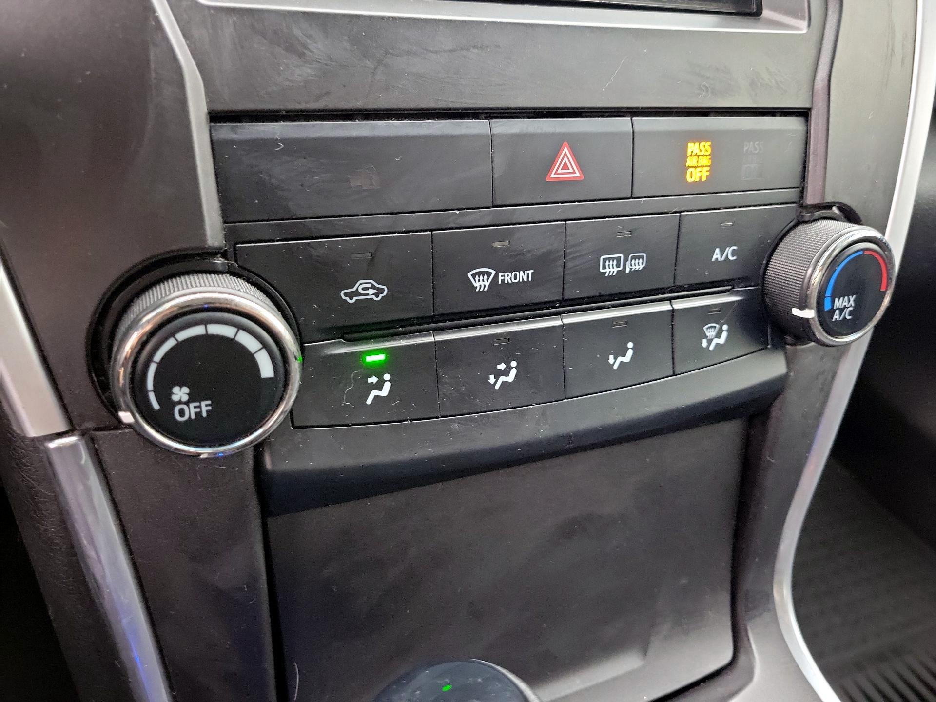 Thumbnail: 2015 Toyota Camry - 16