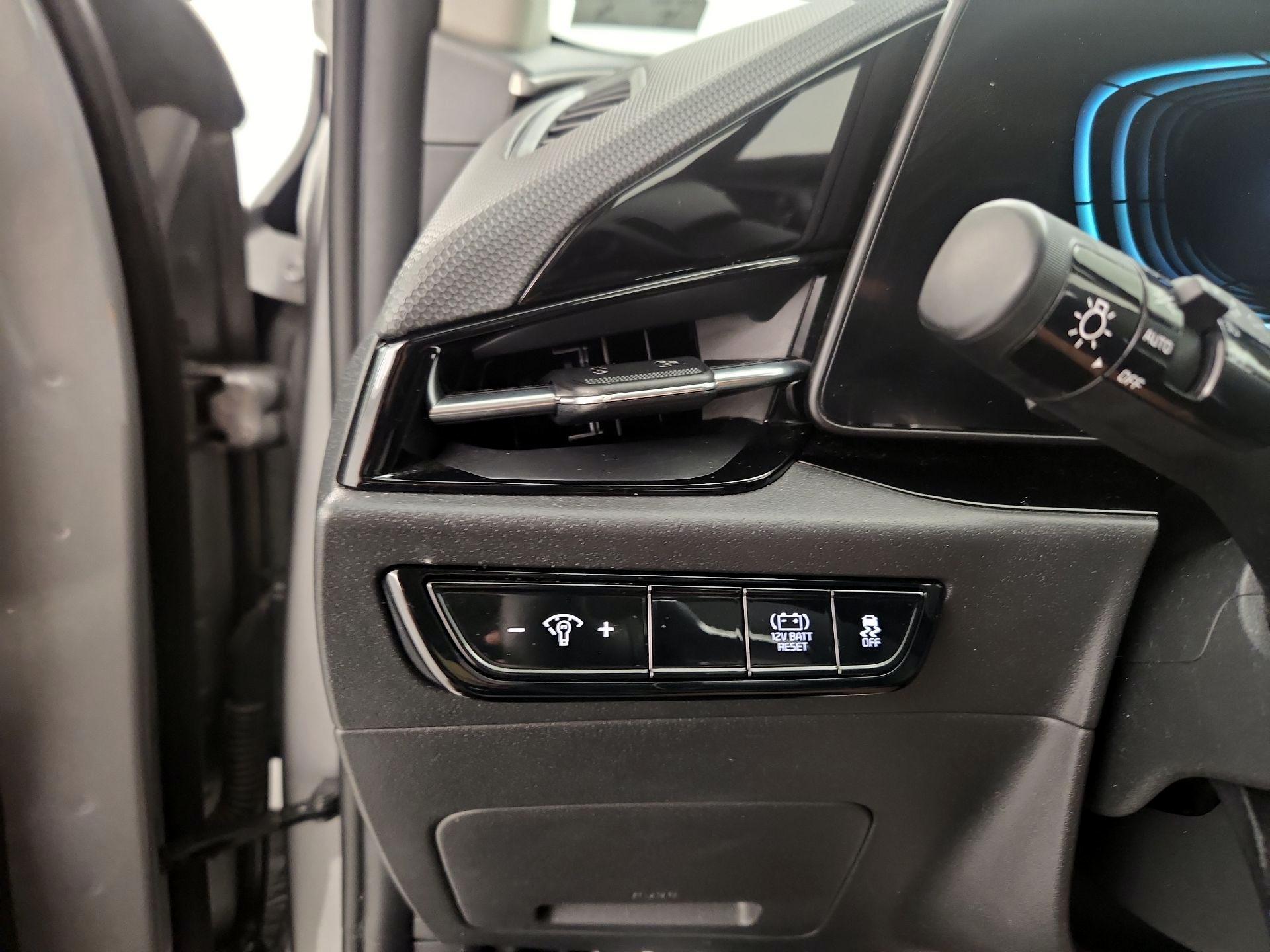 Thumbnail: 2023 Kia Niro - 13