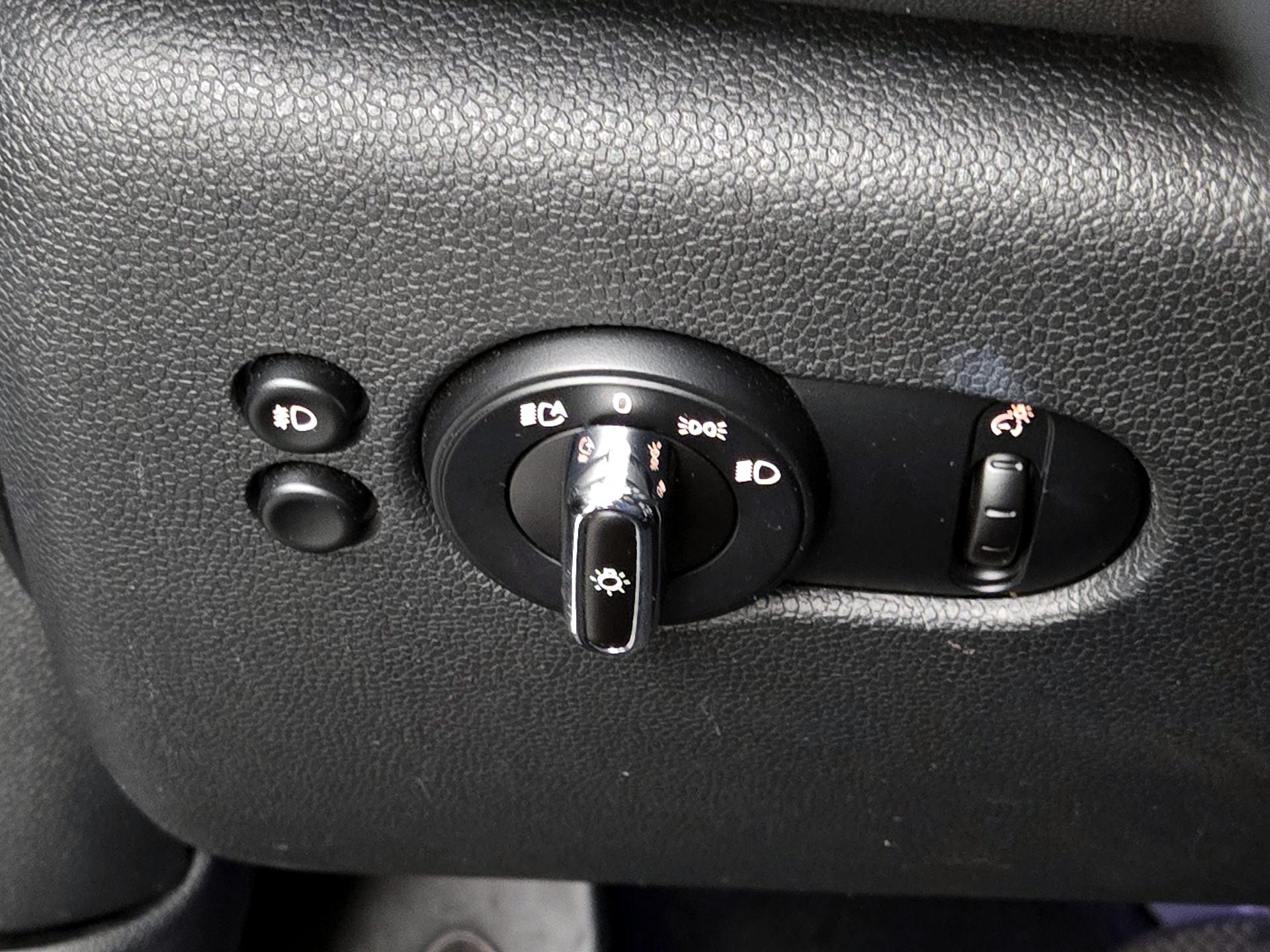 Thumbnail: 2015 MINI Cooper Hardtop - 13