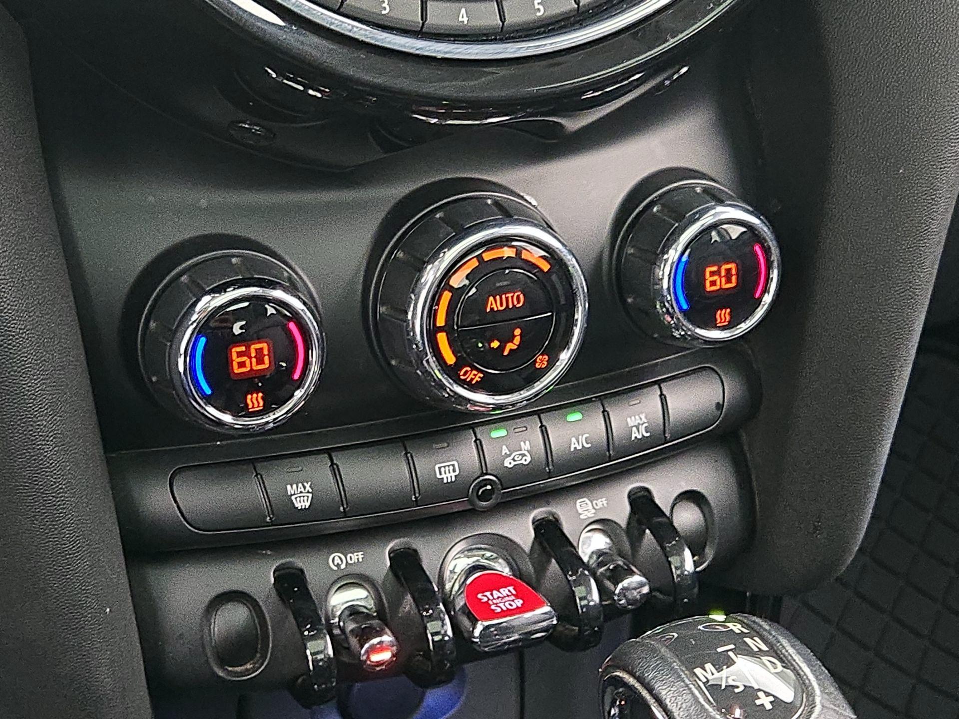 Thumbnail: 2015 MINI Cooper Hardtop - 15