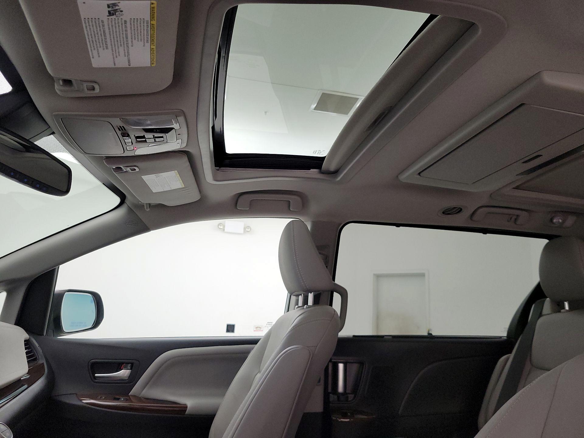 Thumbnail: 2020 Toyota Sienna - 20