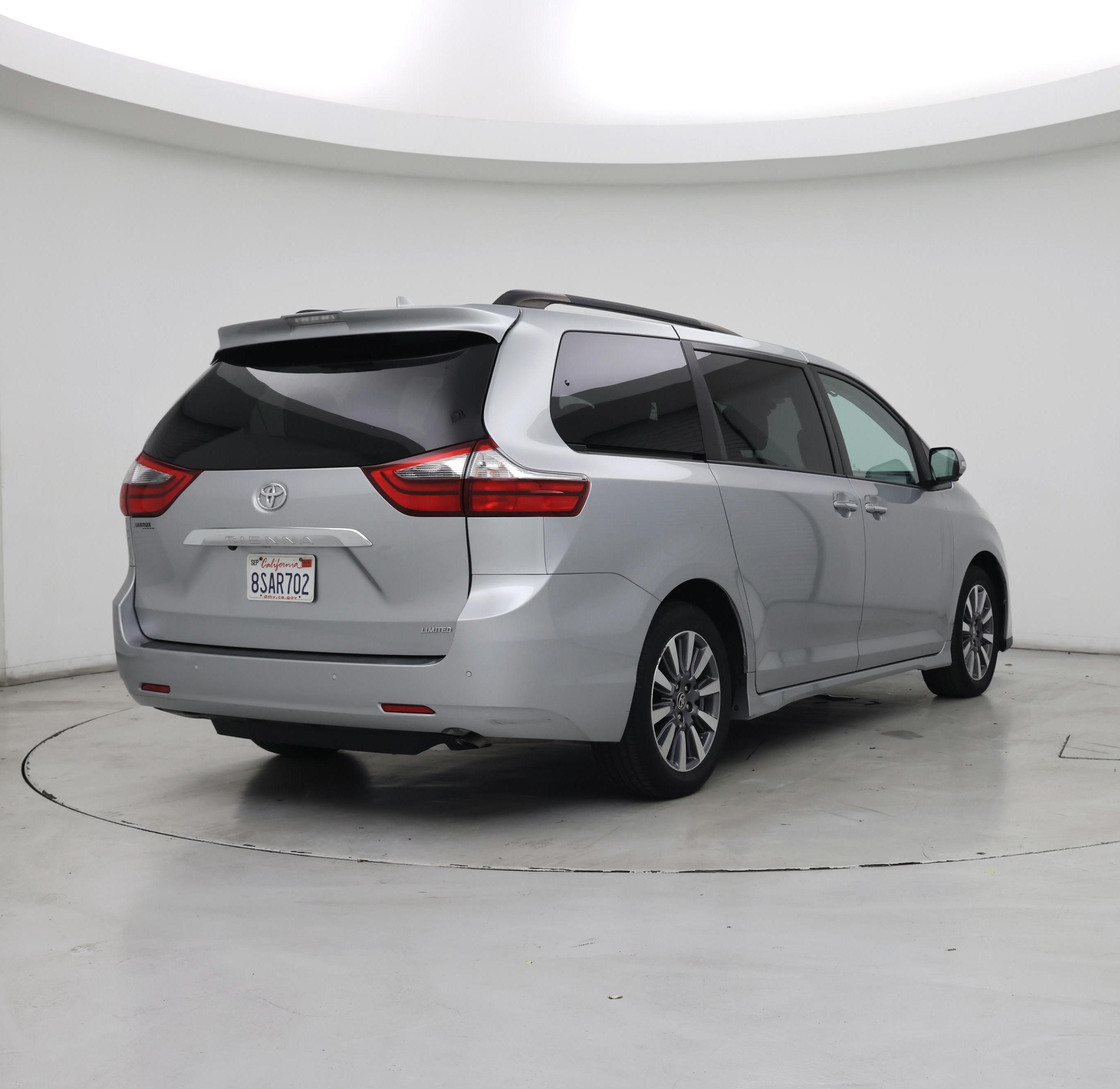Thumbnail: 2020 Toyota Sienna - 8