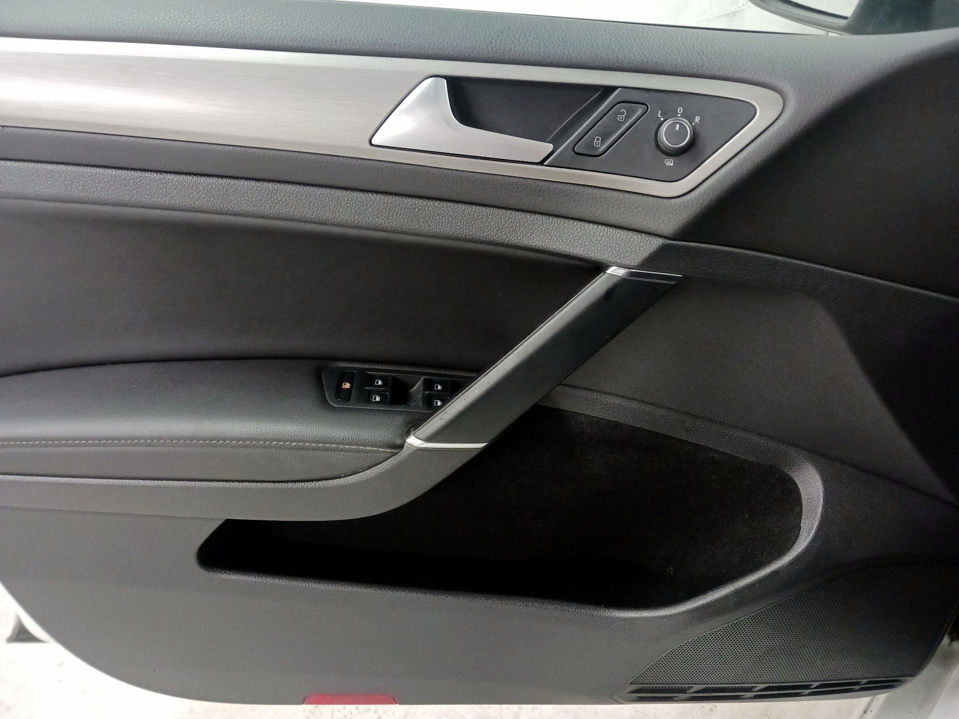 Thumbnail: 2015 Volkswagen Golf - 12