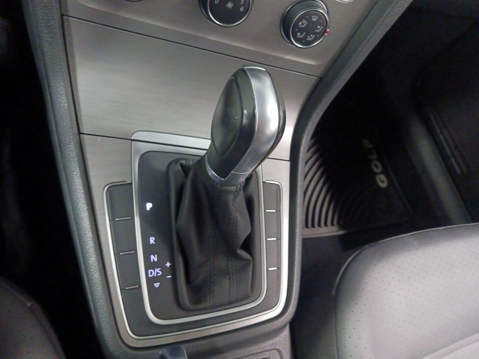 Thumbnail: 2015 Volkswagen Golf - 16