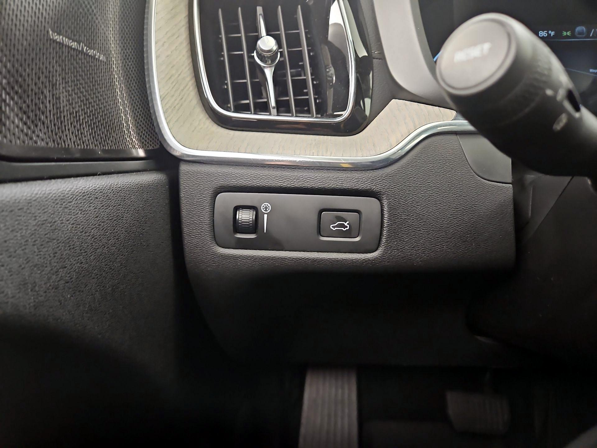 Thumbnail: 2020 Volvo XC60 - 13