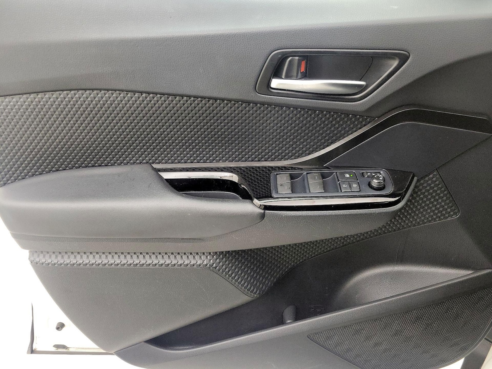 2020 Toyota C-HR XLE - Photo 13
