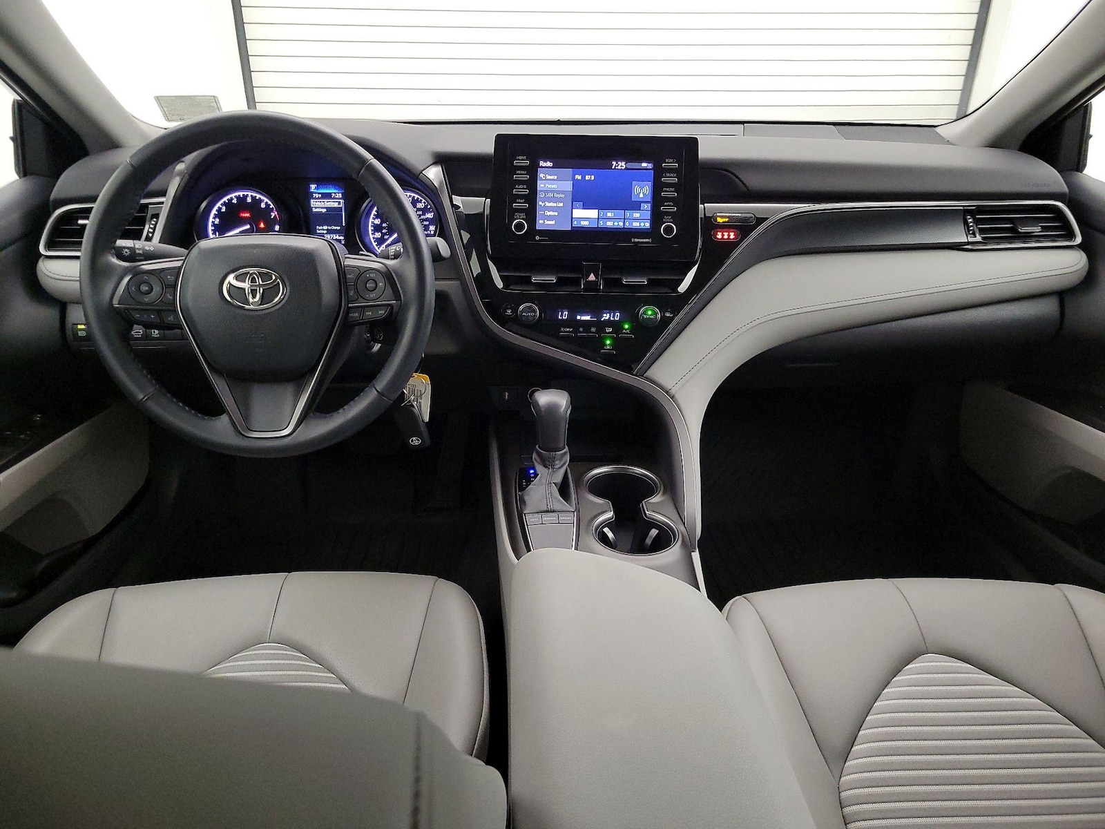 2022 Toyota Camry SE - Photo 10