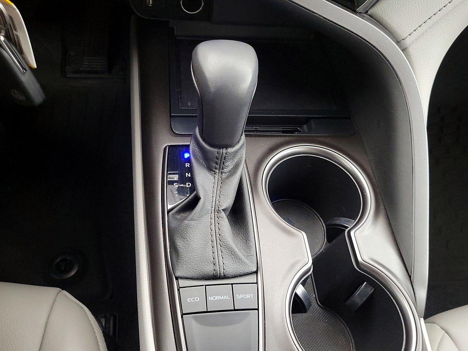 2022 Toyota Camry SE - Photo 18