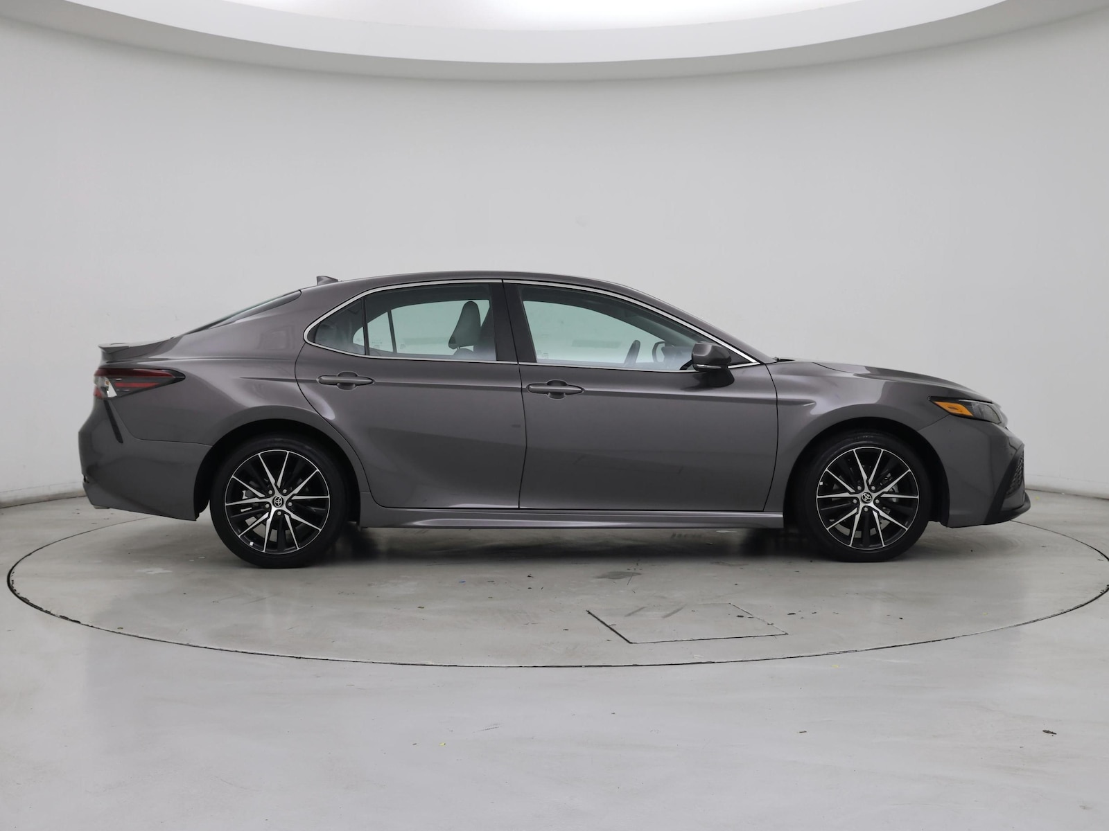 2022 Toyota Camry SE - Photo 8