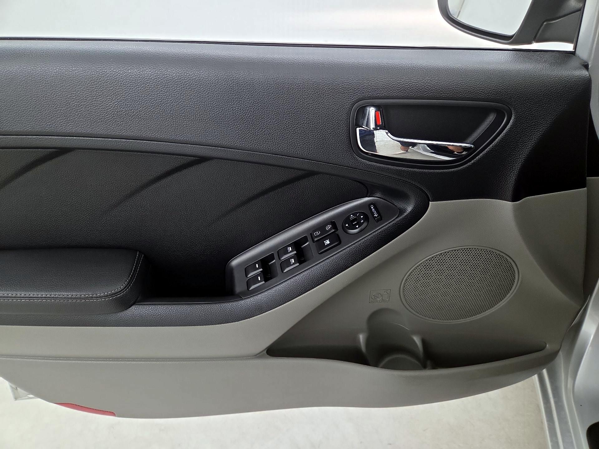 Thumbnail: 2015 Kia Forte - 12