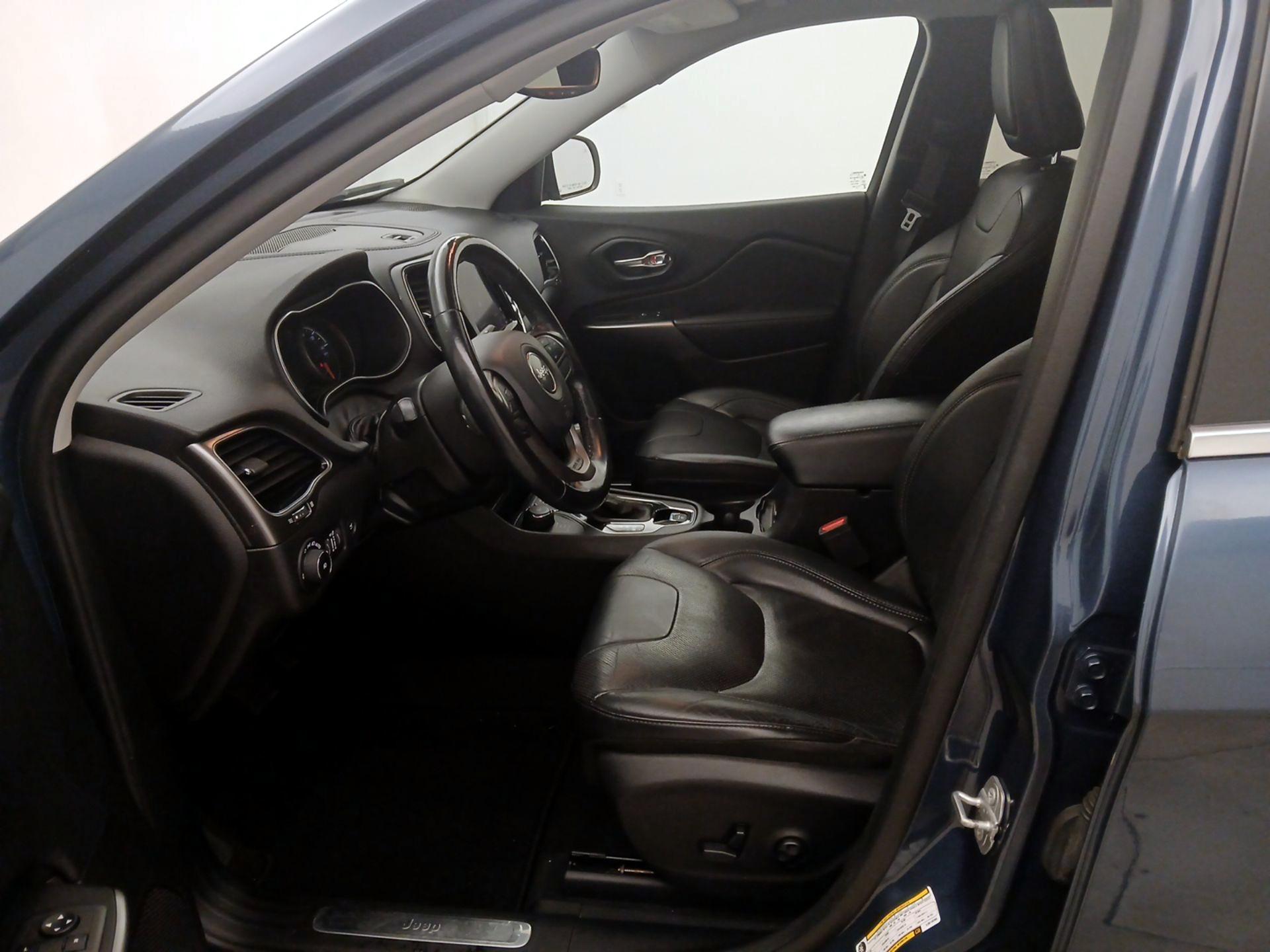 Thumbnail: 2020 Jeep Cherokee - 11