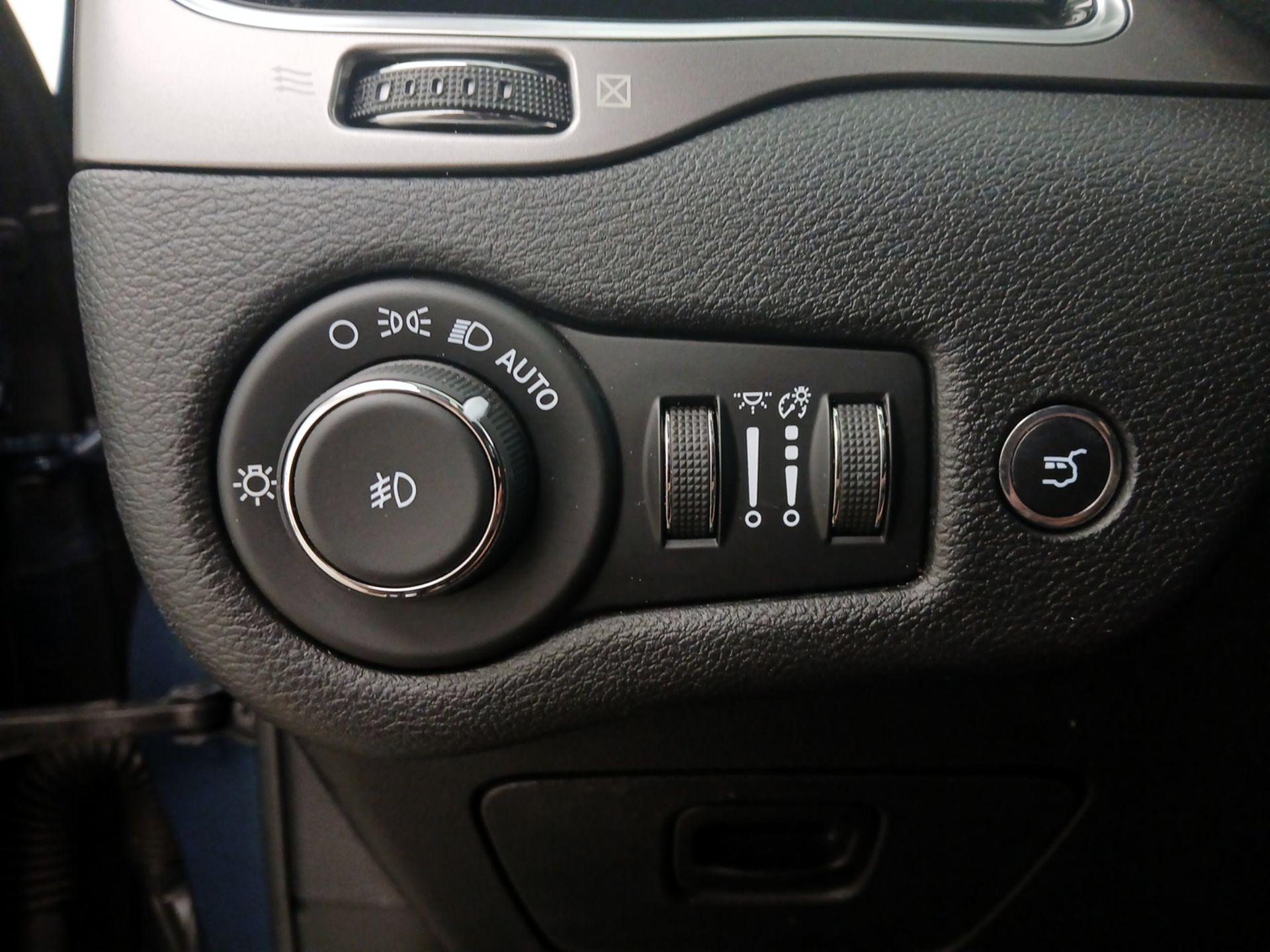 Thumbnail: 2020 Jeep Cherokee - 13