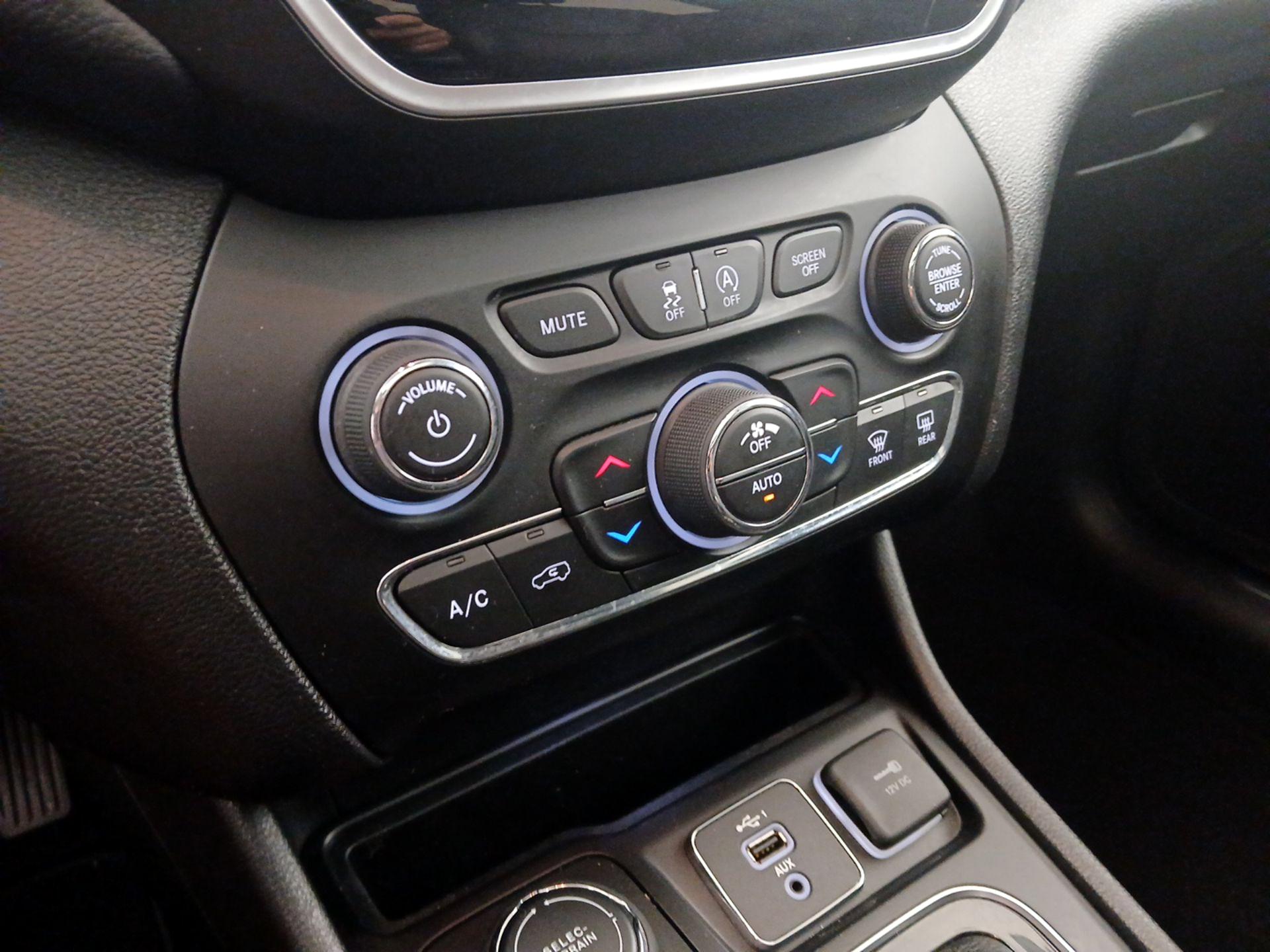 Thumbnail: 2020 Jeep Cherokee - 17